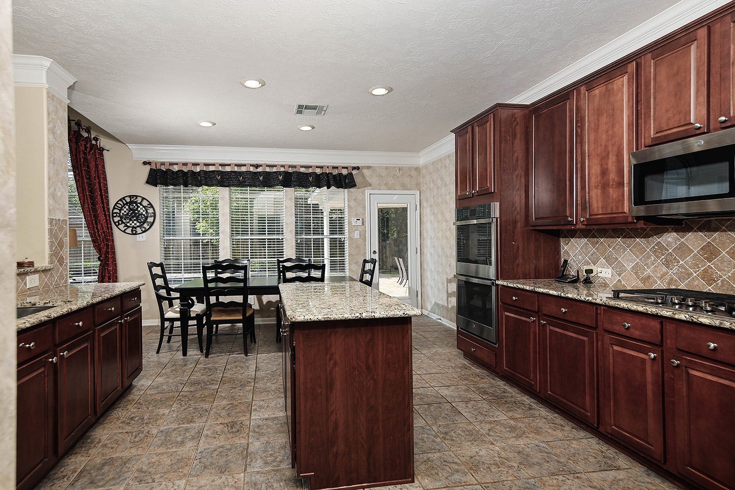 2 Taupewood Place, The Woodlands, TX 77384 2 Taupewood Place, The Woodlands, TX 77384