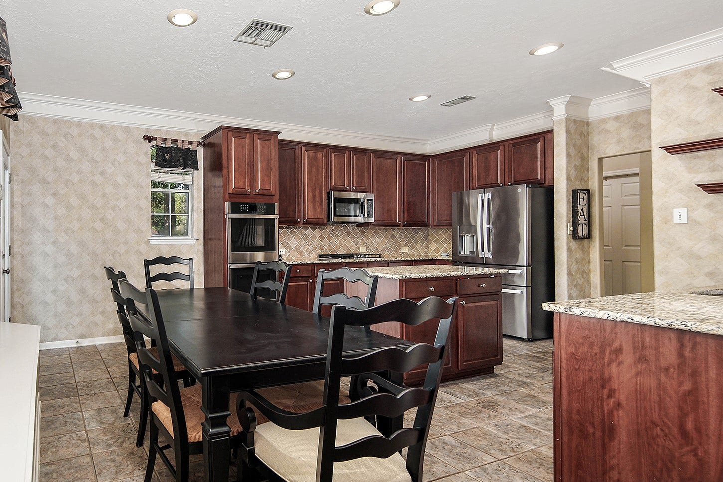 2 Taupewood Place, The Woodlands, TX 77384 2 Taupewood Place, The Woodlands, TX 77384