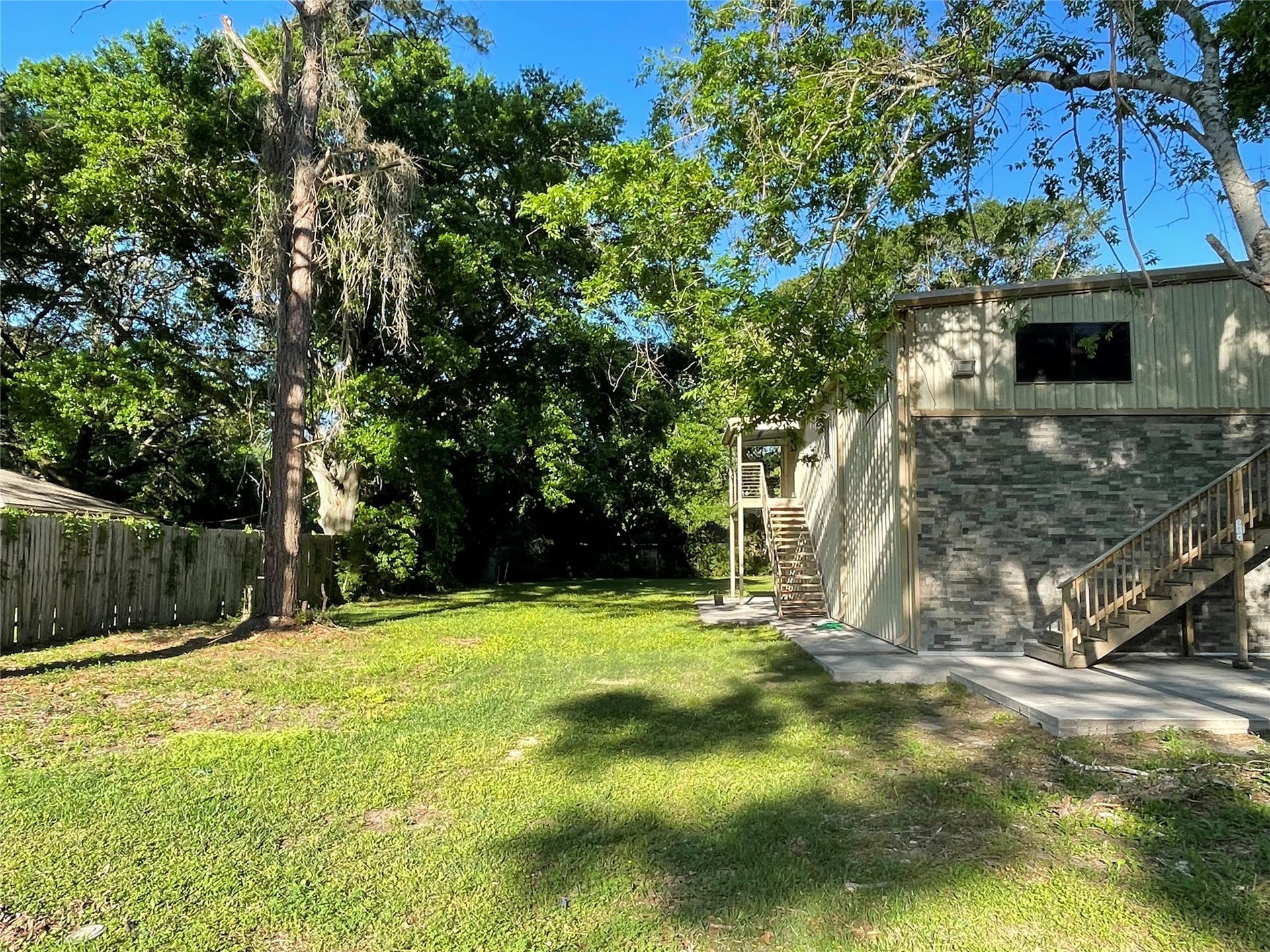 SIDE YARD, GREAT FOR ENTERTAINING
