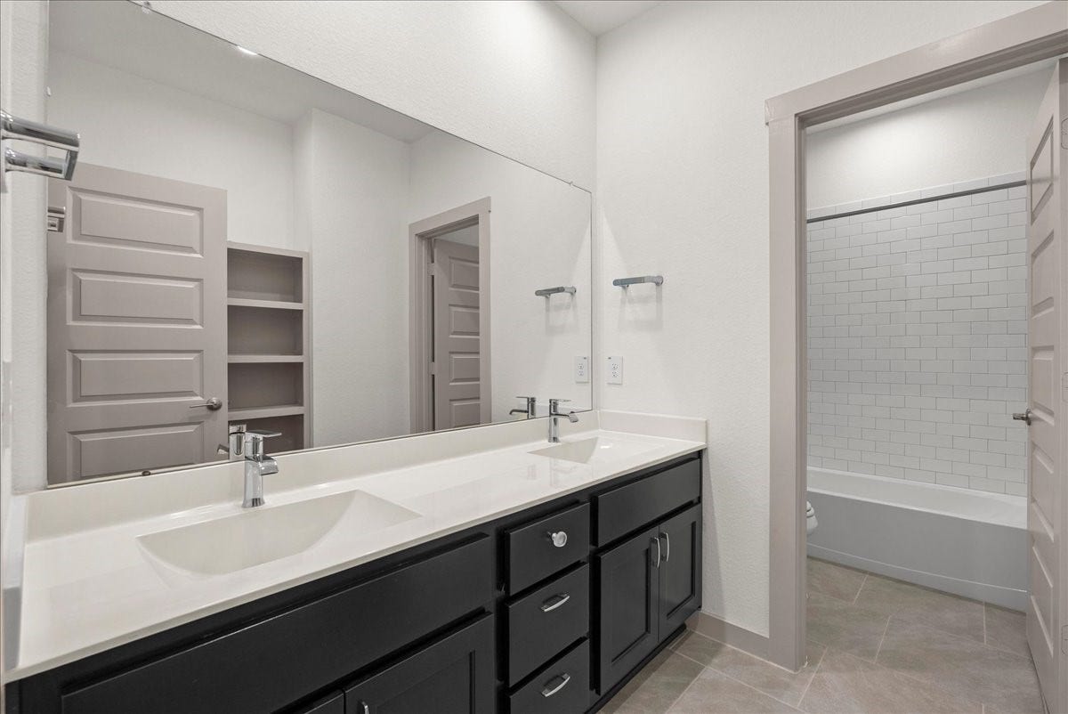 716 Westwood Drive, League City, TX 77573 Two sinks make busy mornings easier in this spacious secondary bathroom.