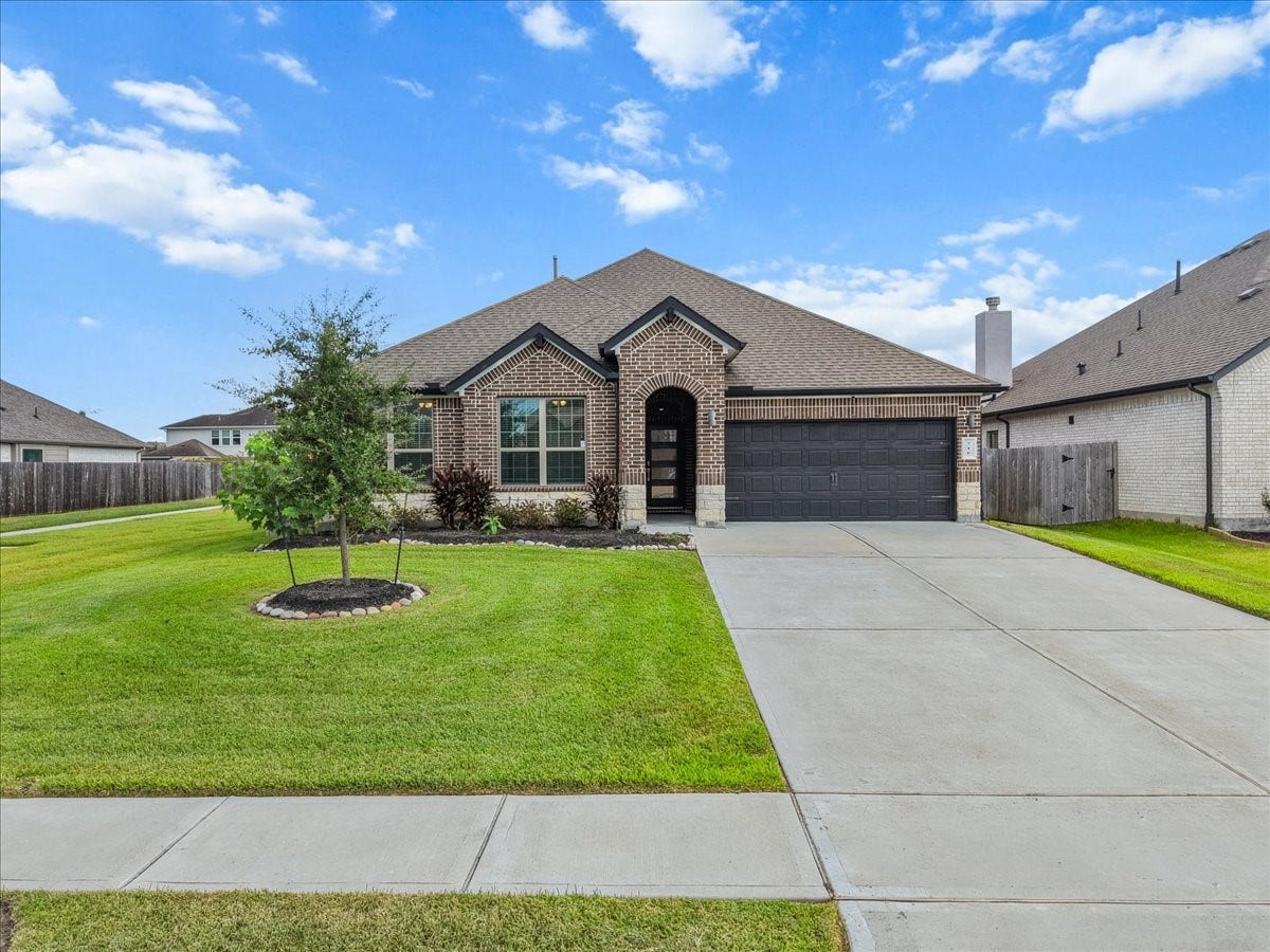 716 Westwood Drive, League City, TX 77573 Spacious, open-concept layout perfectly designed for effortless entertaining and hosting guests.