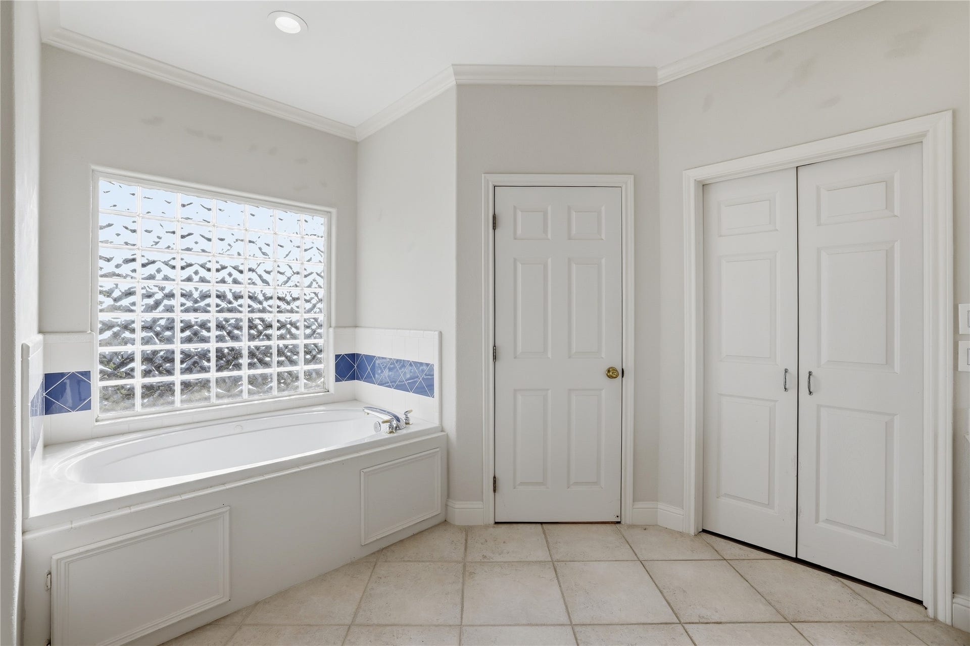 414 Westerly, Tiki Island, TX 77554 Primary Ensuite Bathroom