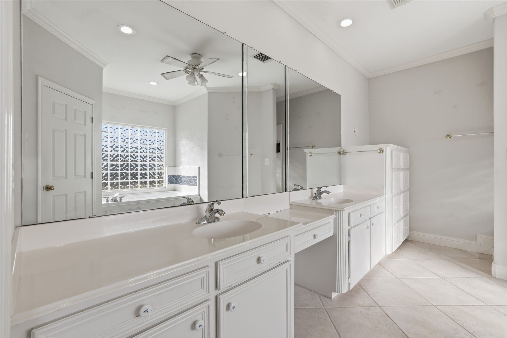 414 Westerly, Tiki Island, TX 77554 Primary Ensuite Bathroom