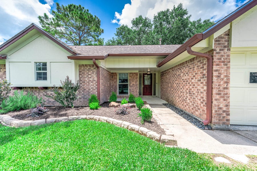 Property photo for 1916 Winding Creek Drive, Pearland, TX