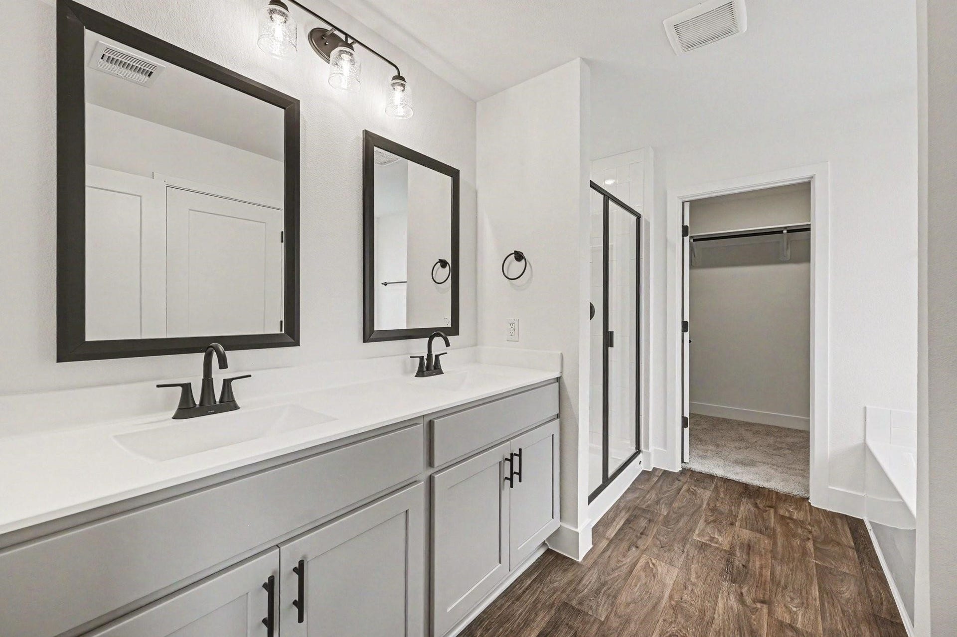 10 Greystone Court, Angleton, TX 77515 10 Greystone Court, Angleton, TX 77515