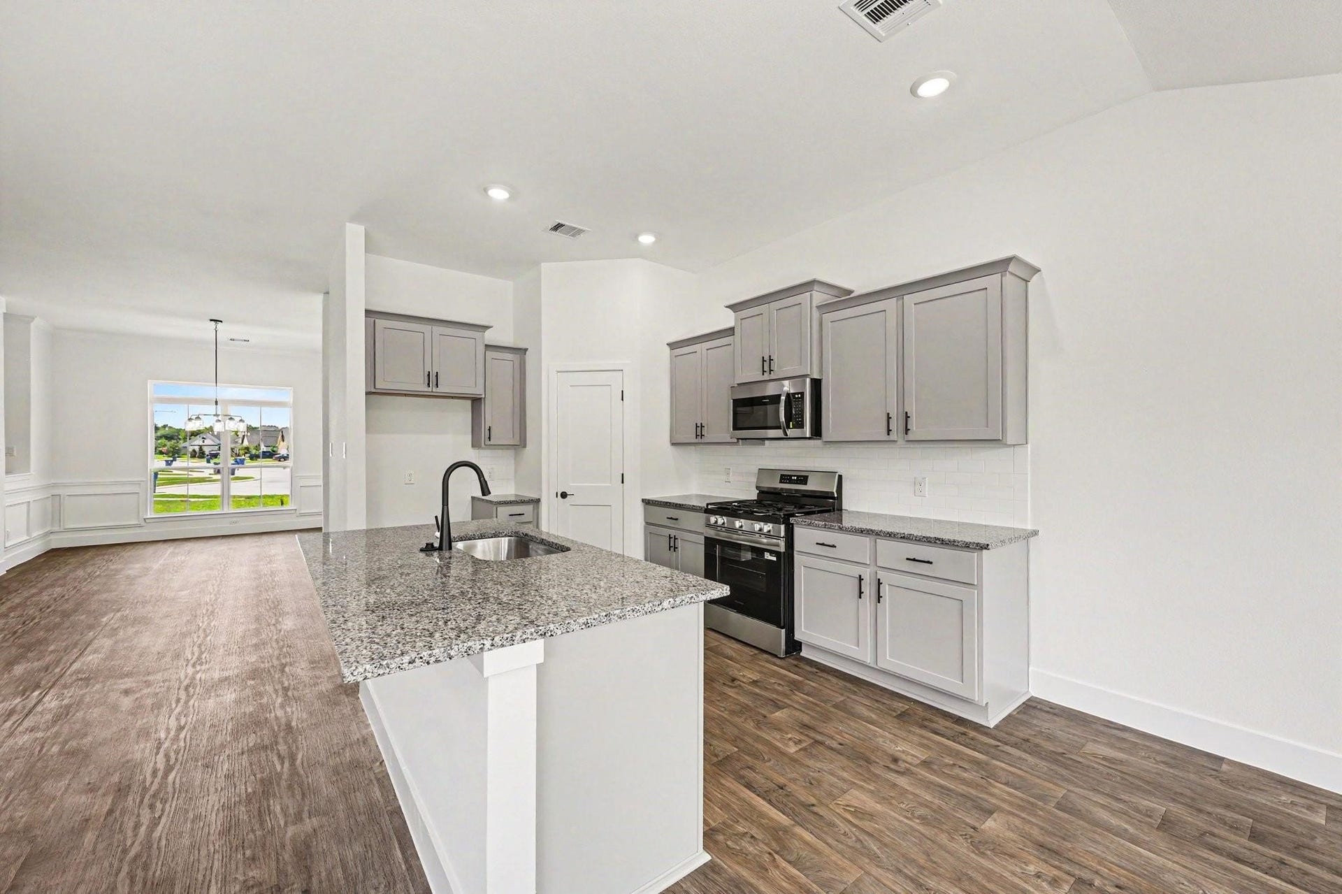 10 Greystone Court, Angleton, TX 77515 10 Greystone Court, Angleton, TX 77515