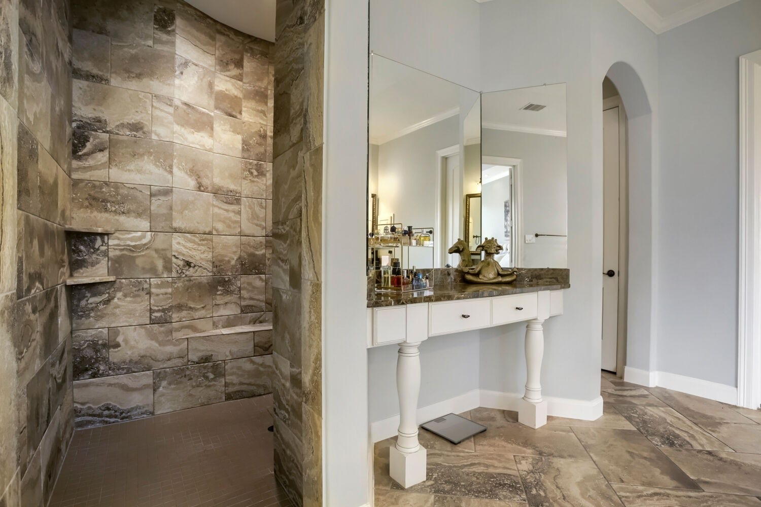 Entry to wrap around shower