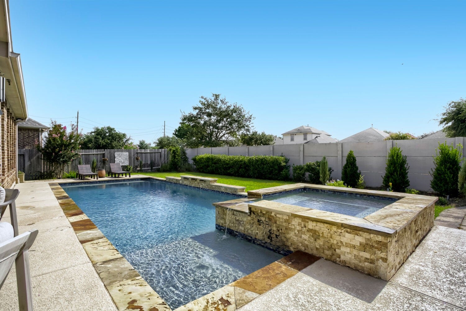 Spa conveniently located right next to the pool