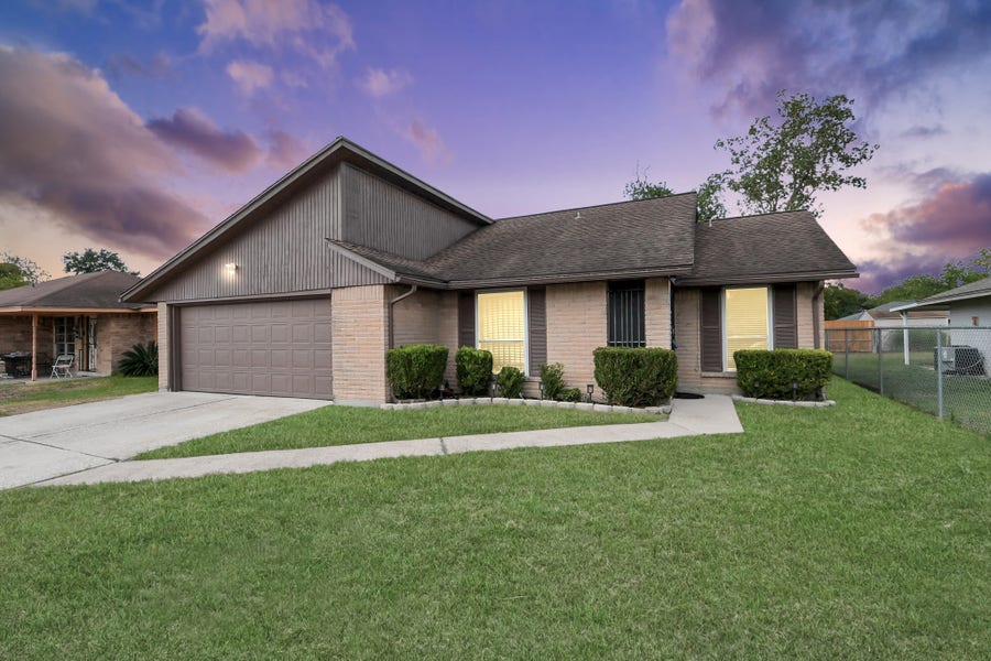Property photo for 1930 Deerhurst Lane, Houston, TX