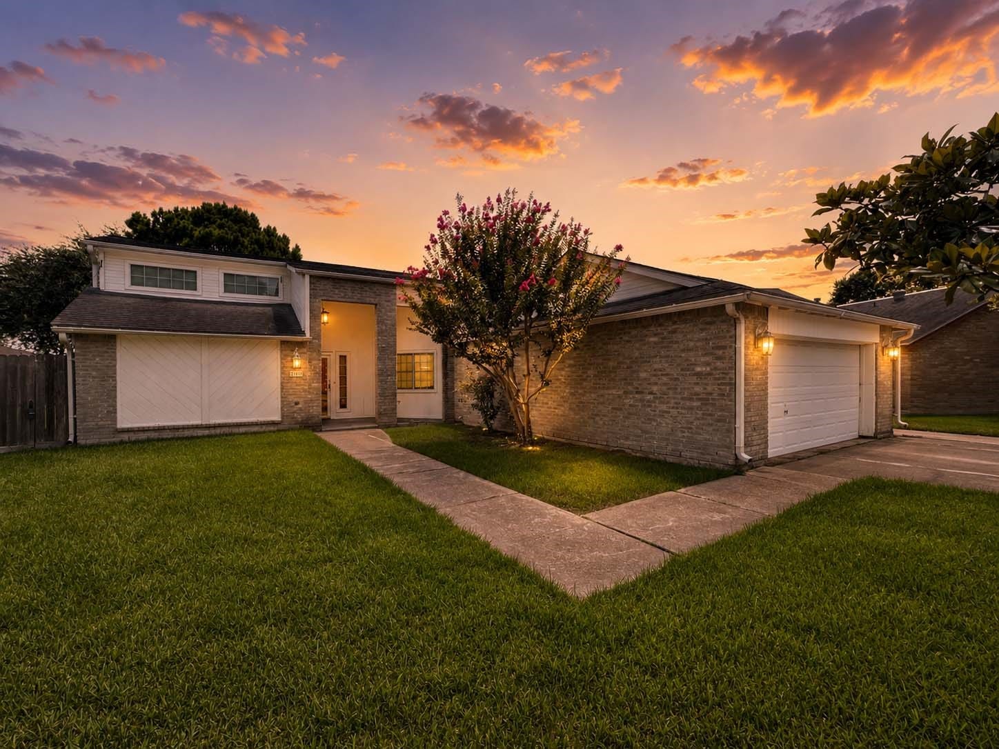 2109 E Linwood Oaks Street, Pearland, TX 77581 2109 E Linwood Oaks Street, Pearland, TX 77581