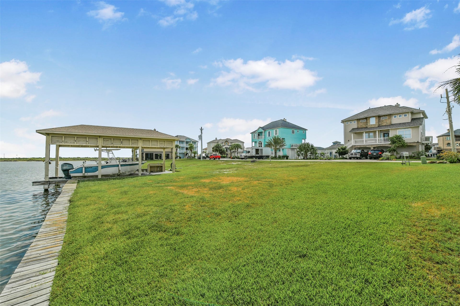 22 Fleming, Hitchcock, TX 77563 HarborWalks distinctive coastal architecture and waterfront surroundings create an inviting neighborhood setting. Build a home that complements the community while making the most of your canal front location.