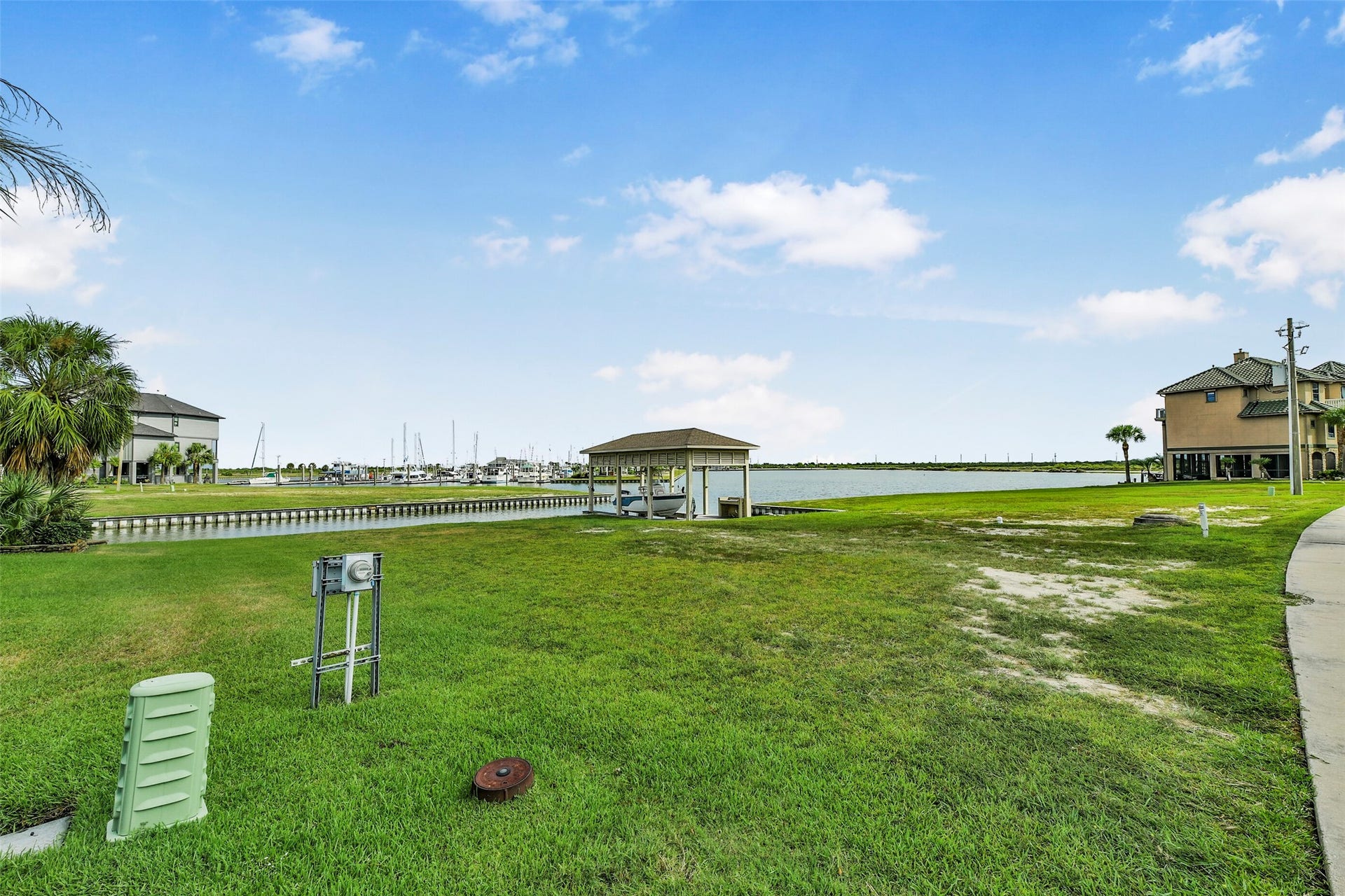 22 Fleming, Hitchcock, TX 77563 Picture your future home overlooking the canal with your boat waiting just outside. HarborWalk combines waterfront homesites with amenities created around boating, recreation and coastal living.