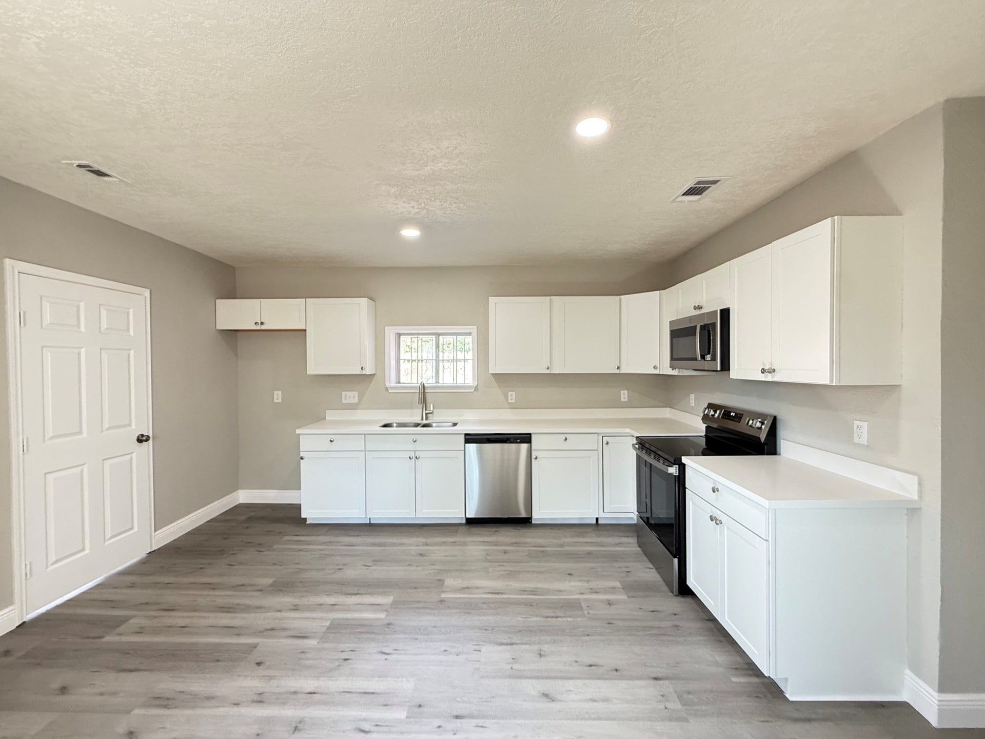 6813 N Wayside Drive, Houston, TX 77028 6813 N Wayside Drive, Houston, TX 77028