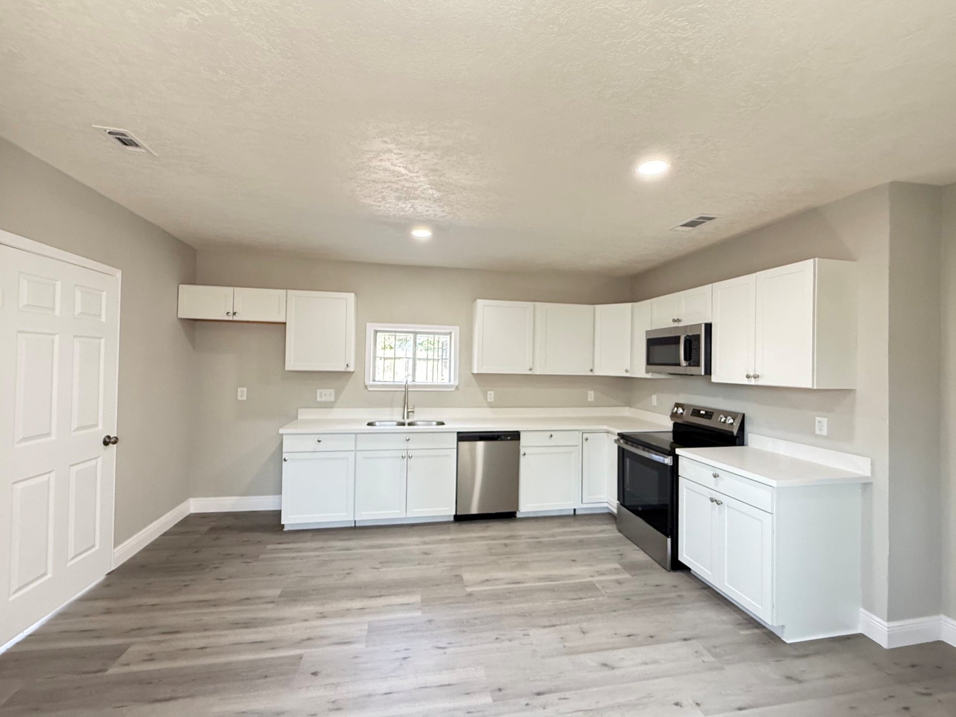 6813 N Wayside Drive, Houston, TX 77028 6813 N Wayside Drive, Houston, TX 77028