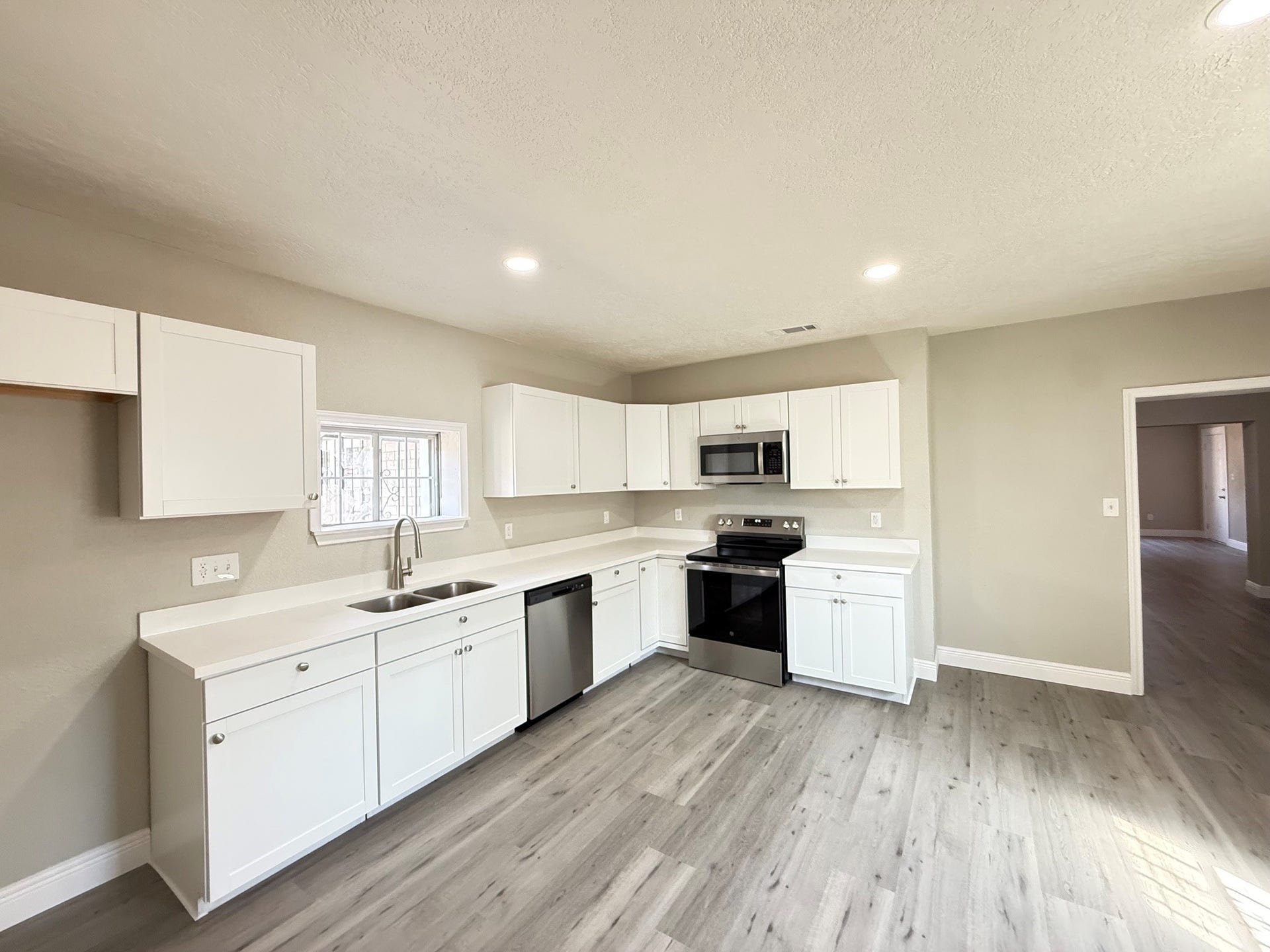 6813 N Wayside Drive, Houston, TX 77028 6813 N Wayside Drive, Houston, TX 77028