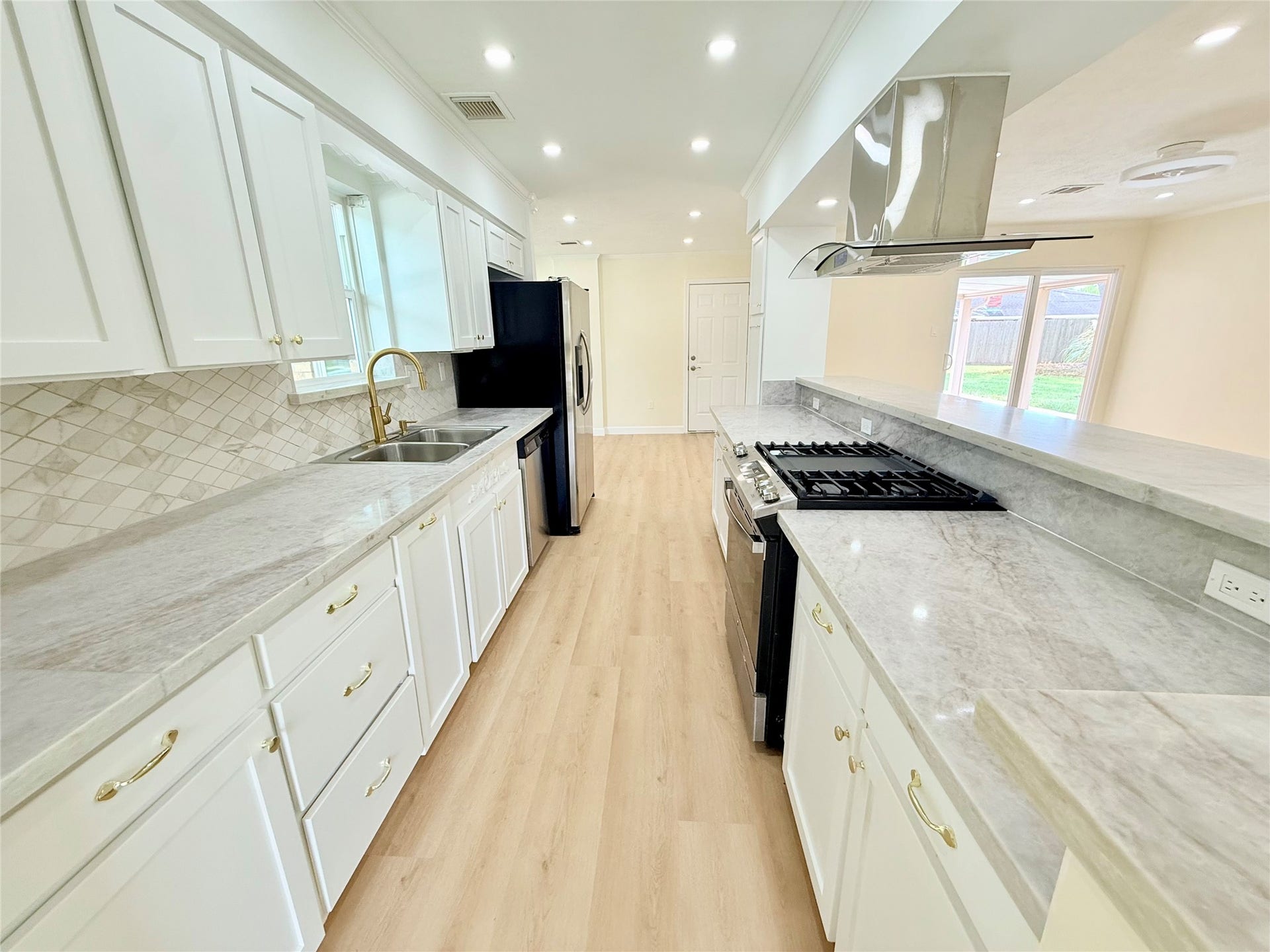 4802 Elm Street, Pearland, TX 77581 4802 Elm Street, Pearland, TX 77581