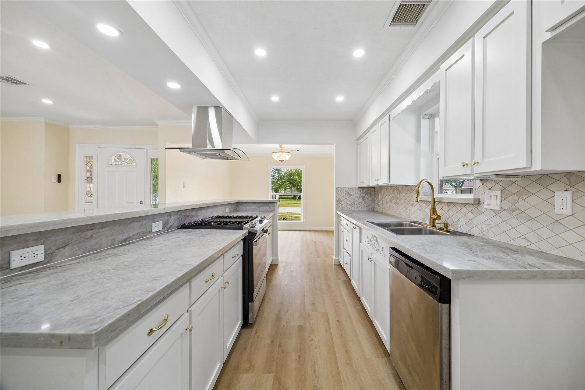 4802 Elm Street, Pearland, TX 77581 4802 Elm Street, Pearland, TX 77581