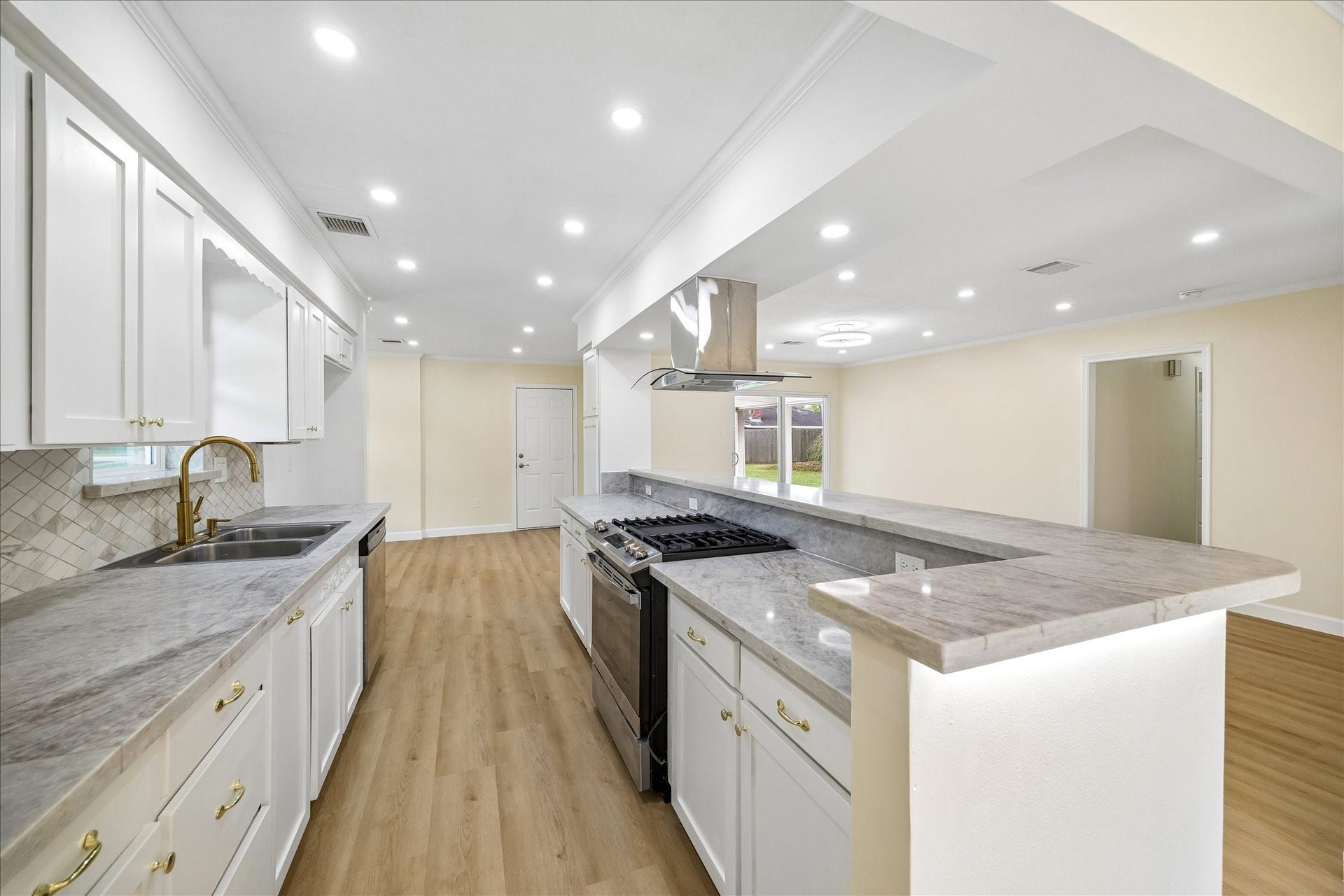 4802 Elm Street, Pearland, TX 77581 4802 Elm Street, Pearland, TX 77581