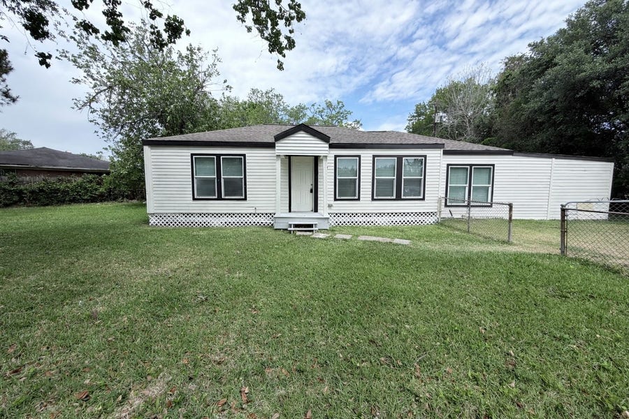 Property photo for 1112 3rd Street, La Marque, TX