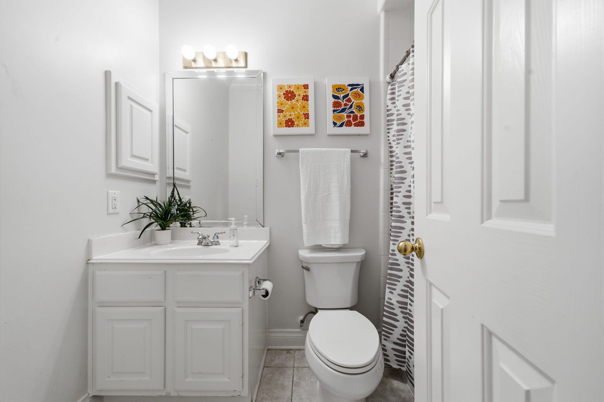 1227 Wellshire Drive, Katy, TX 77494 Hall bath