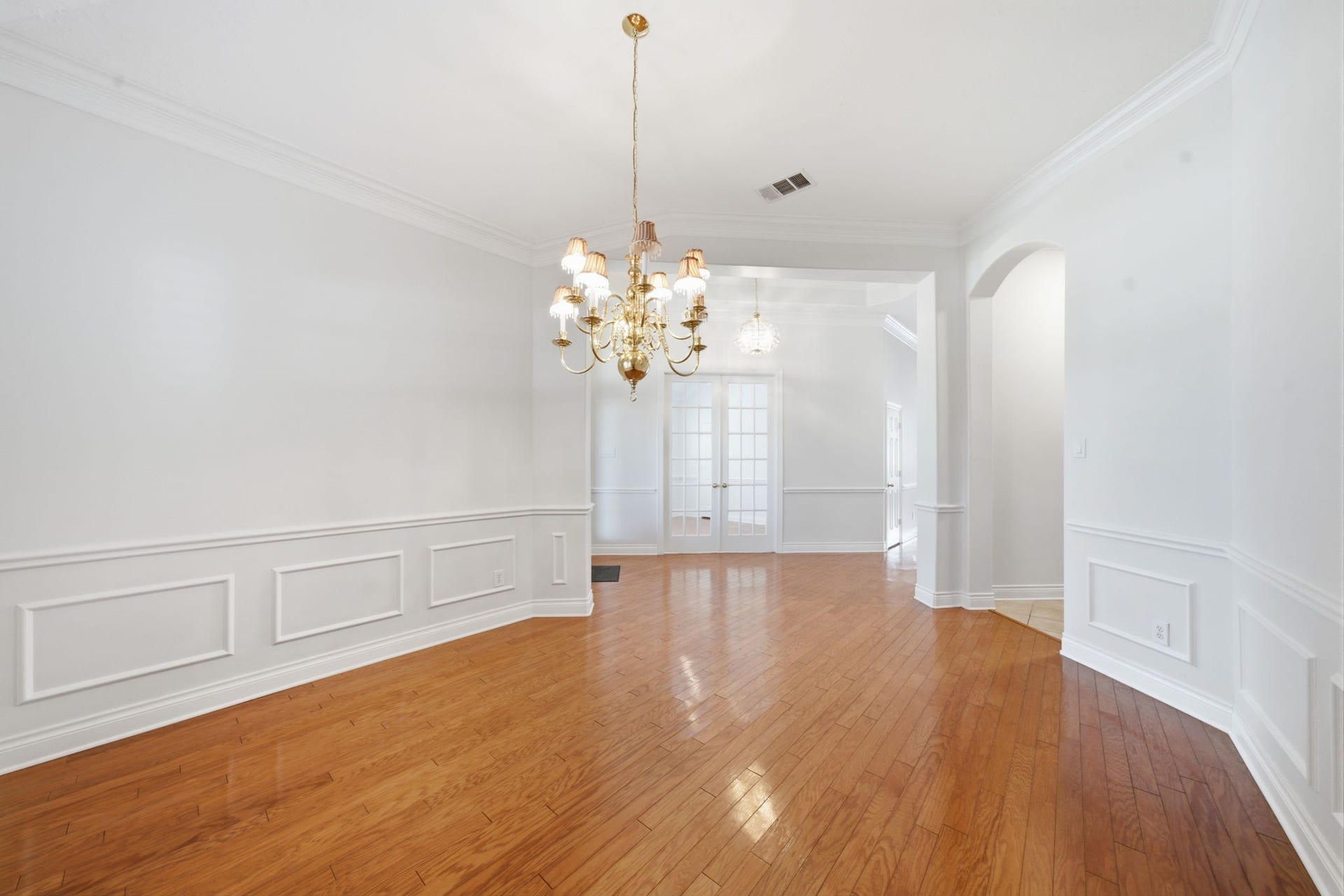 1227 Wellshire Drive, Katy, TX 77494 The butler's pantry is located off the side of the dining room for easy access to the kitchen.