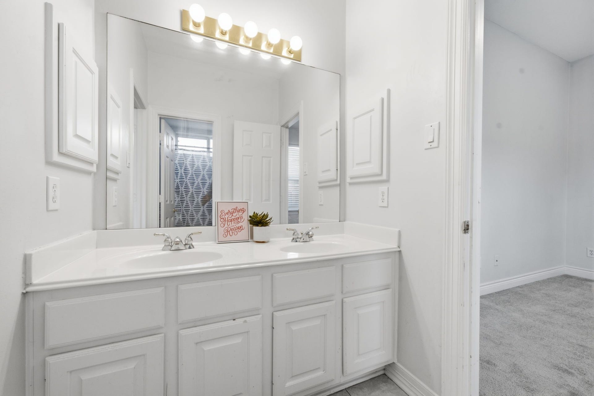 1227 Wellshire Drive, Katy, TX 77494 Hall bath between two of the secondary bedrooms