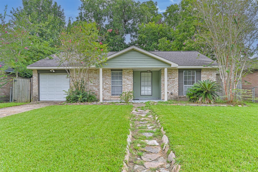 Property photo for 501 Bellmar Lane, Friendswood, TX