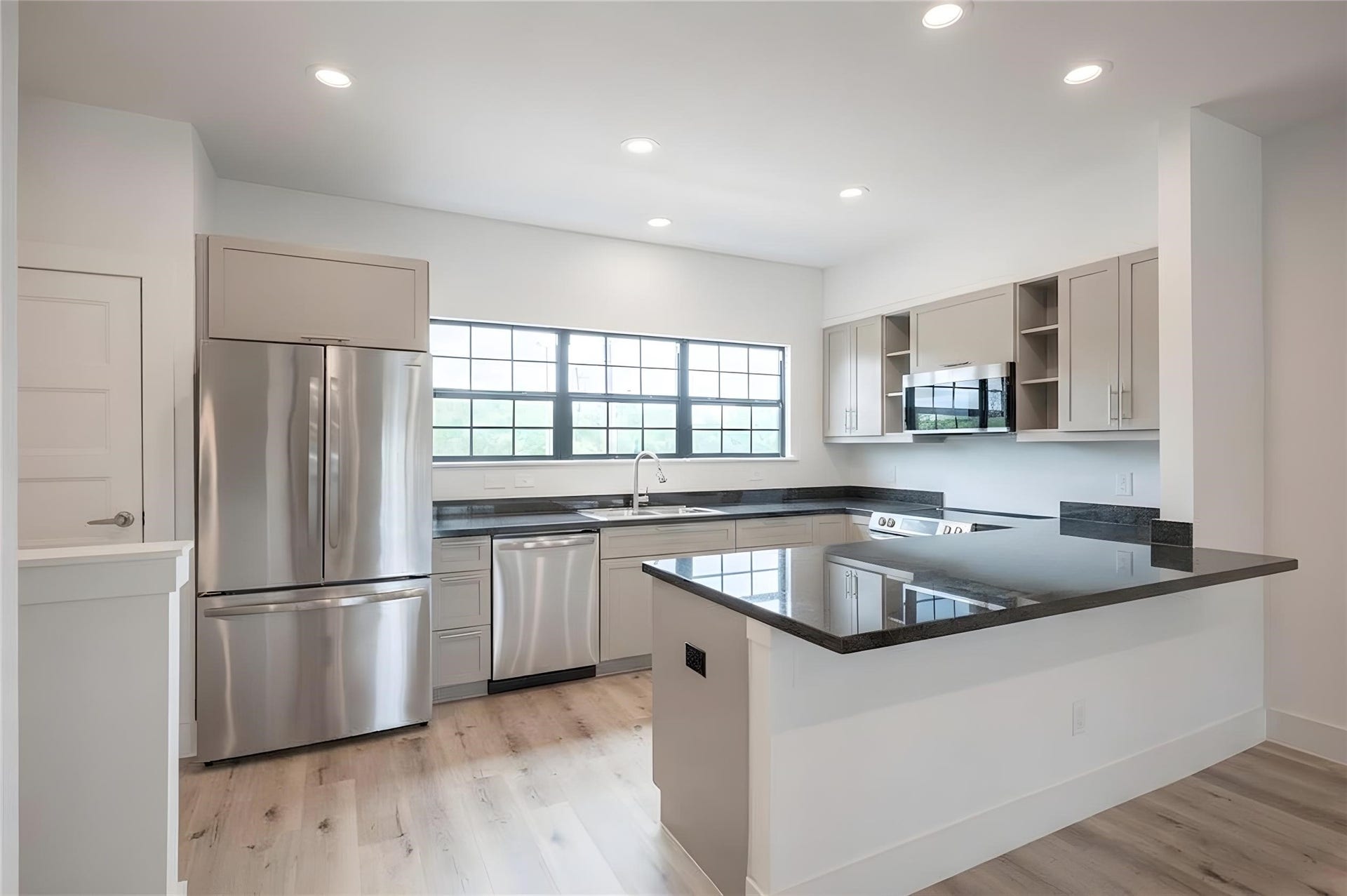 4406 W Hoa Sen Circle, Houston, TX 77072 bright and functional kitchen with soft close cabinet and stainless steel appliances