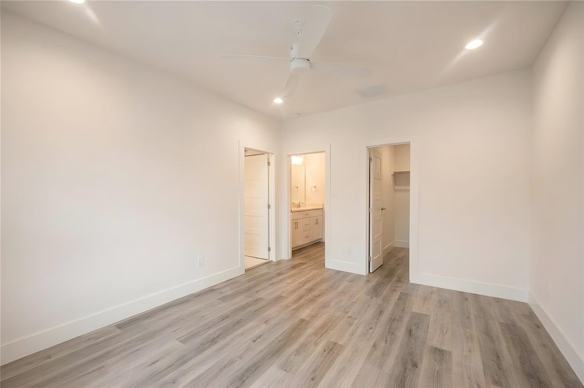4406 W Hoa Sen Circle, Houston, TX 77072 Quiet primary bedrooms on third