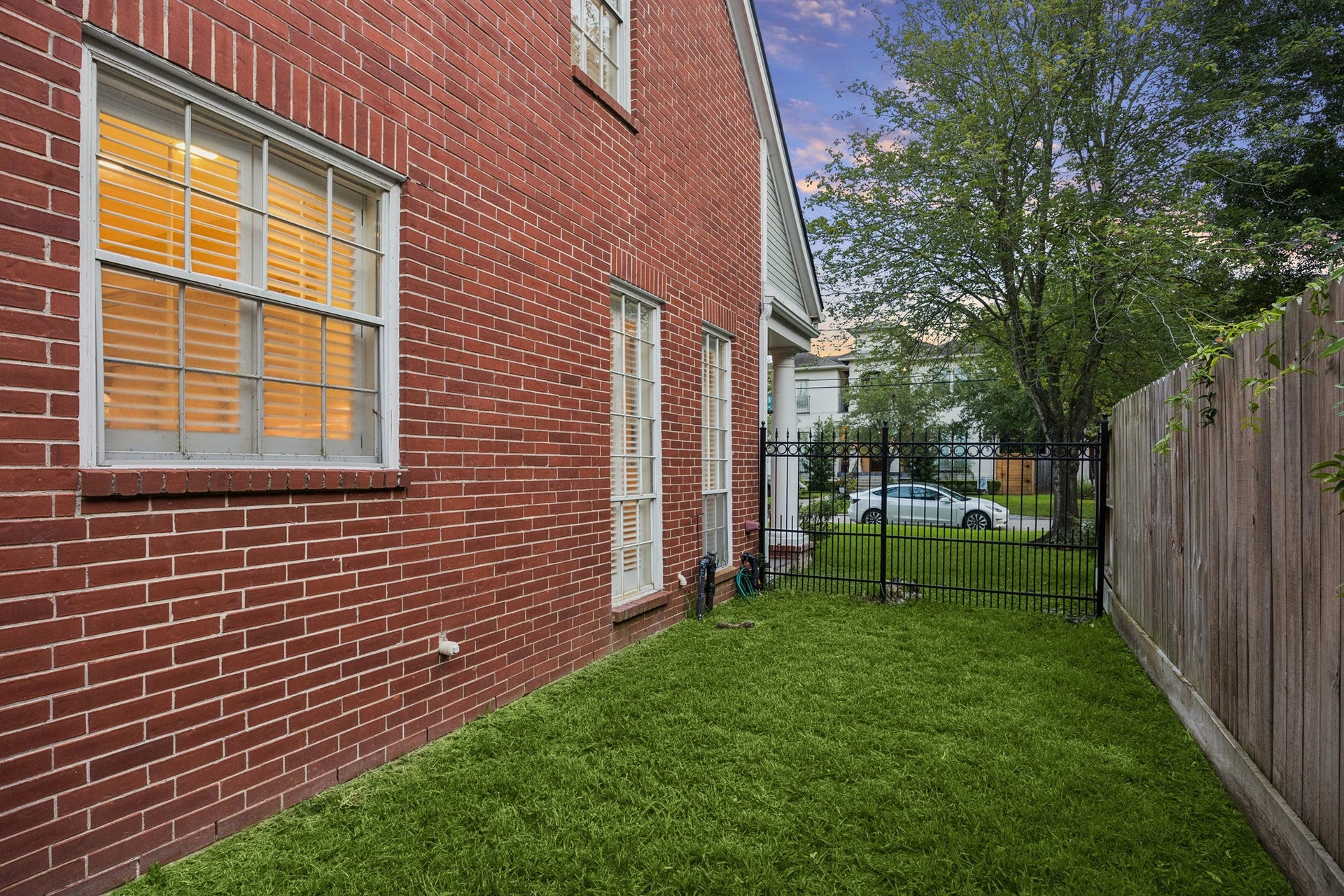 4900 Florence Street, Bellaire, TX 77401 Fully fenced in grass area is a good place for your pets.