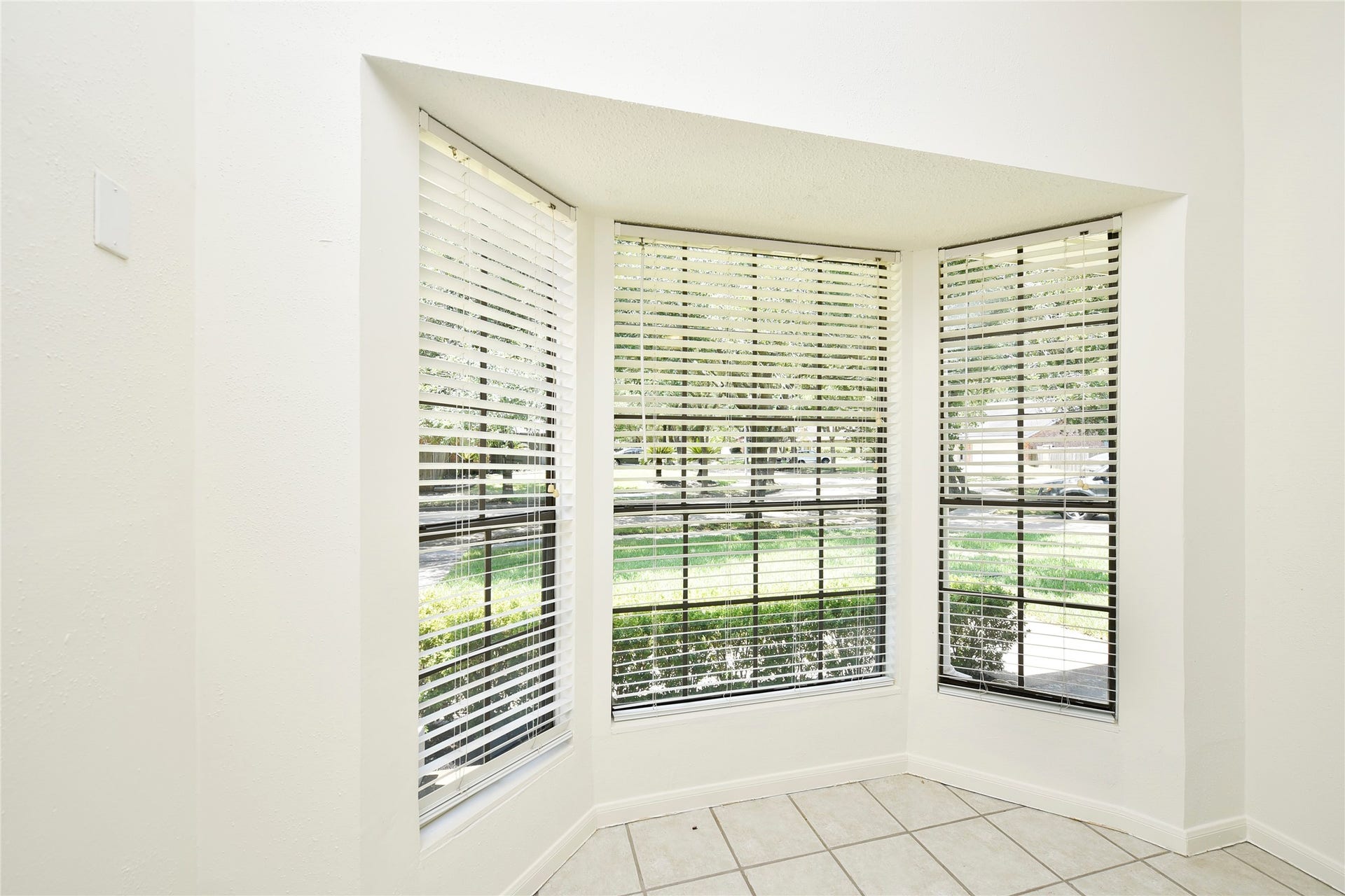 2035 Shorewood Lane, Sugar Land, TX 77479 Breakfast area light and bright