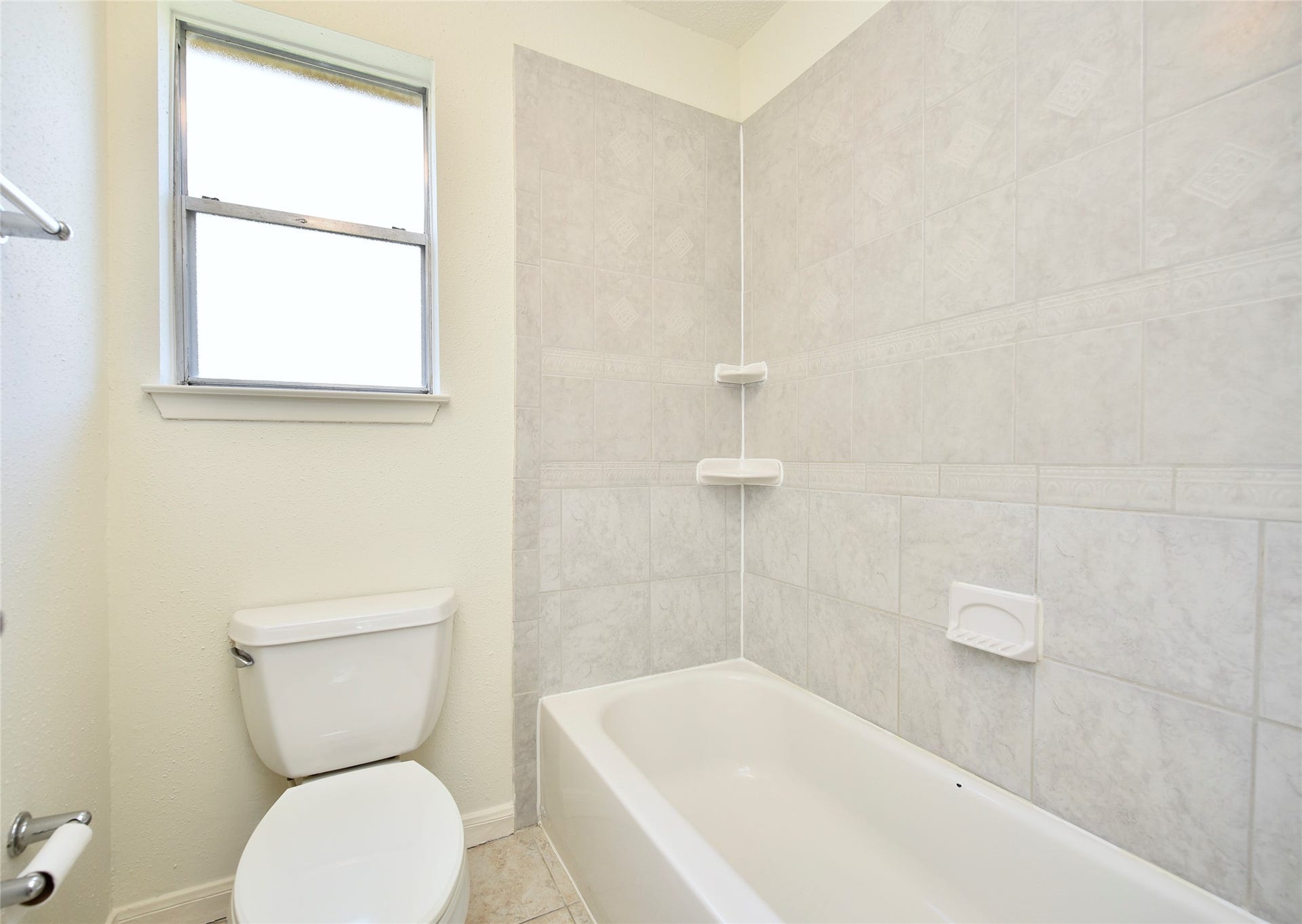 2035 Shorewood Lane, Sugar Land, TX 77479 Separate bath area in 2nd full bath.