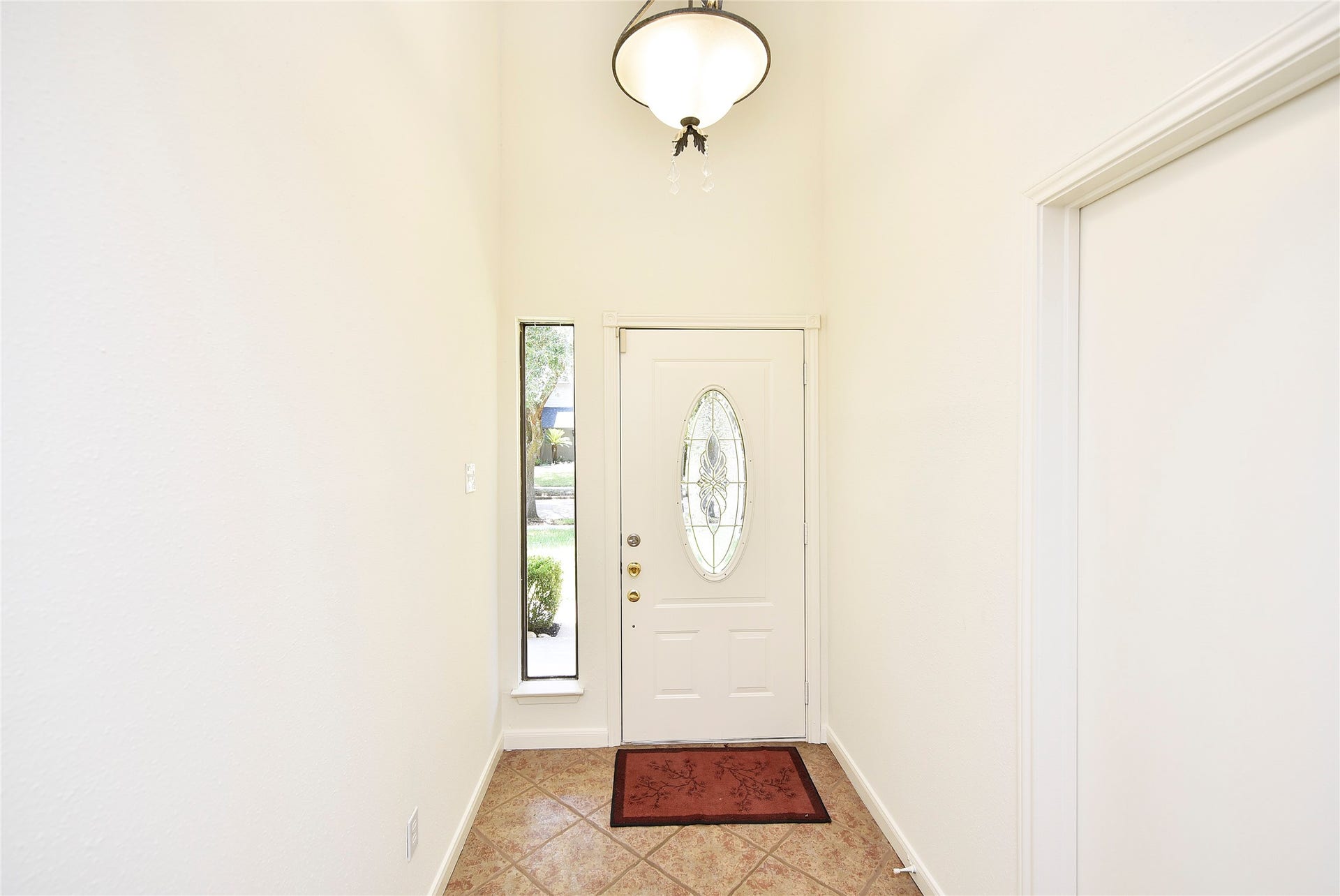 2035 Shorewood Lane, Sugar Land, TX 77479 Tiled entry. High ceilings Super clean and ready for move in.