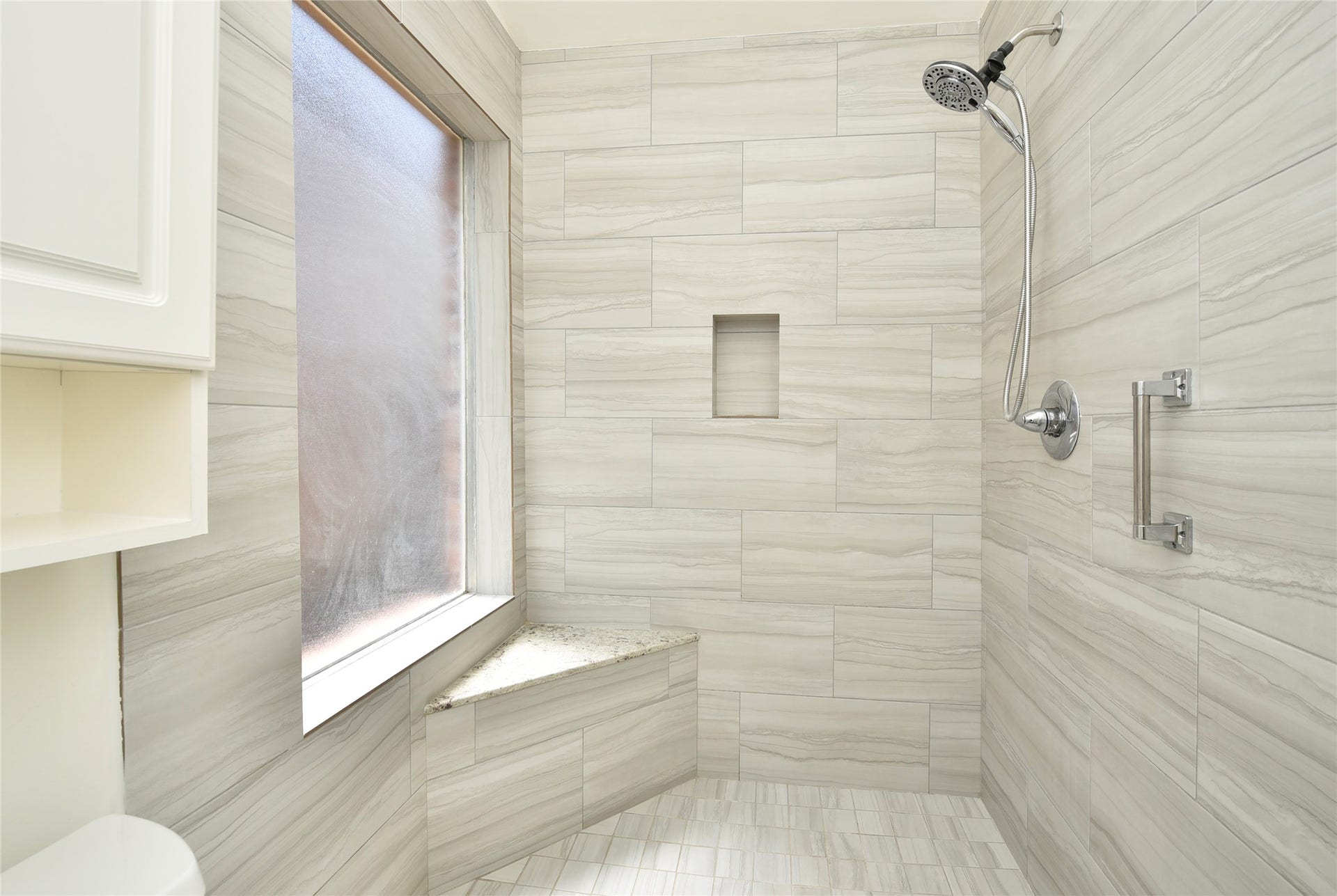 2035 Shorewood Lane, Sugar Land, TX 77479 Enjoy this remodeled spacious shower!
