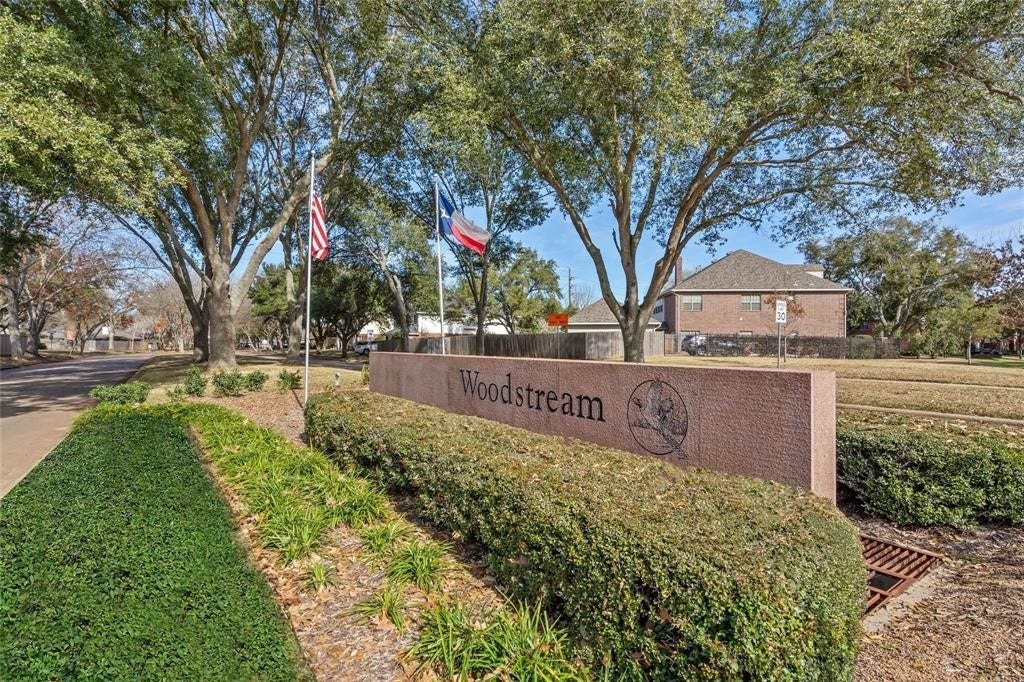 2035 Shorewood Lane, Sugar Land, TX 77479 Woodstream is a great neighborhood in First Colony with all the ammenities of FCCSA.