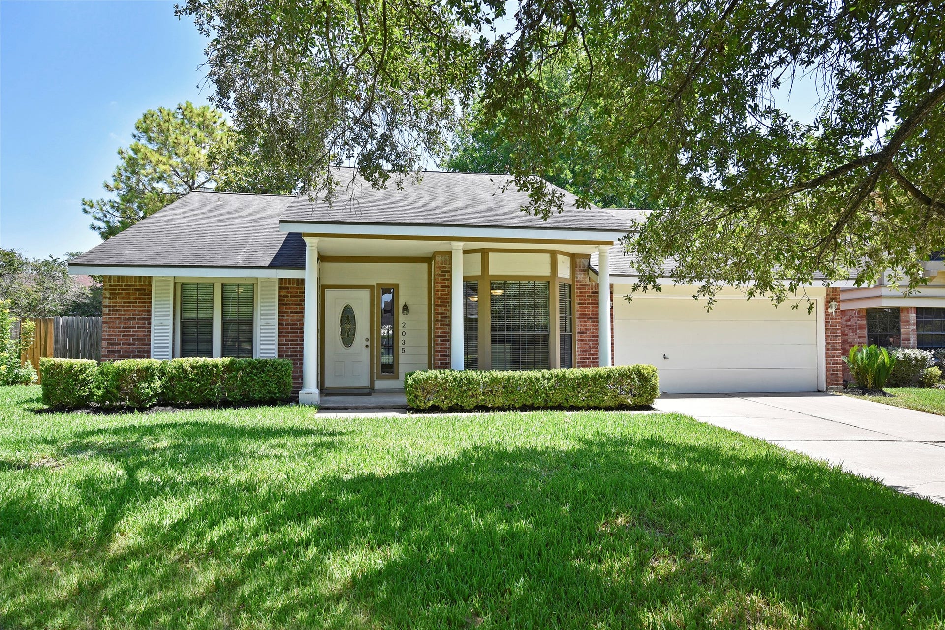 2035 Shorewood Lane, Sugar Land, TX 77479 Welcome Home! Enjoy the good live in First Colony.