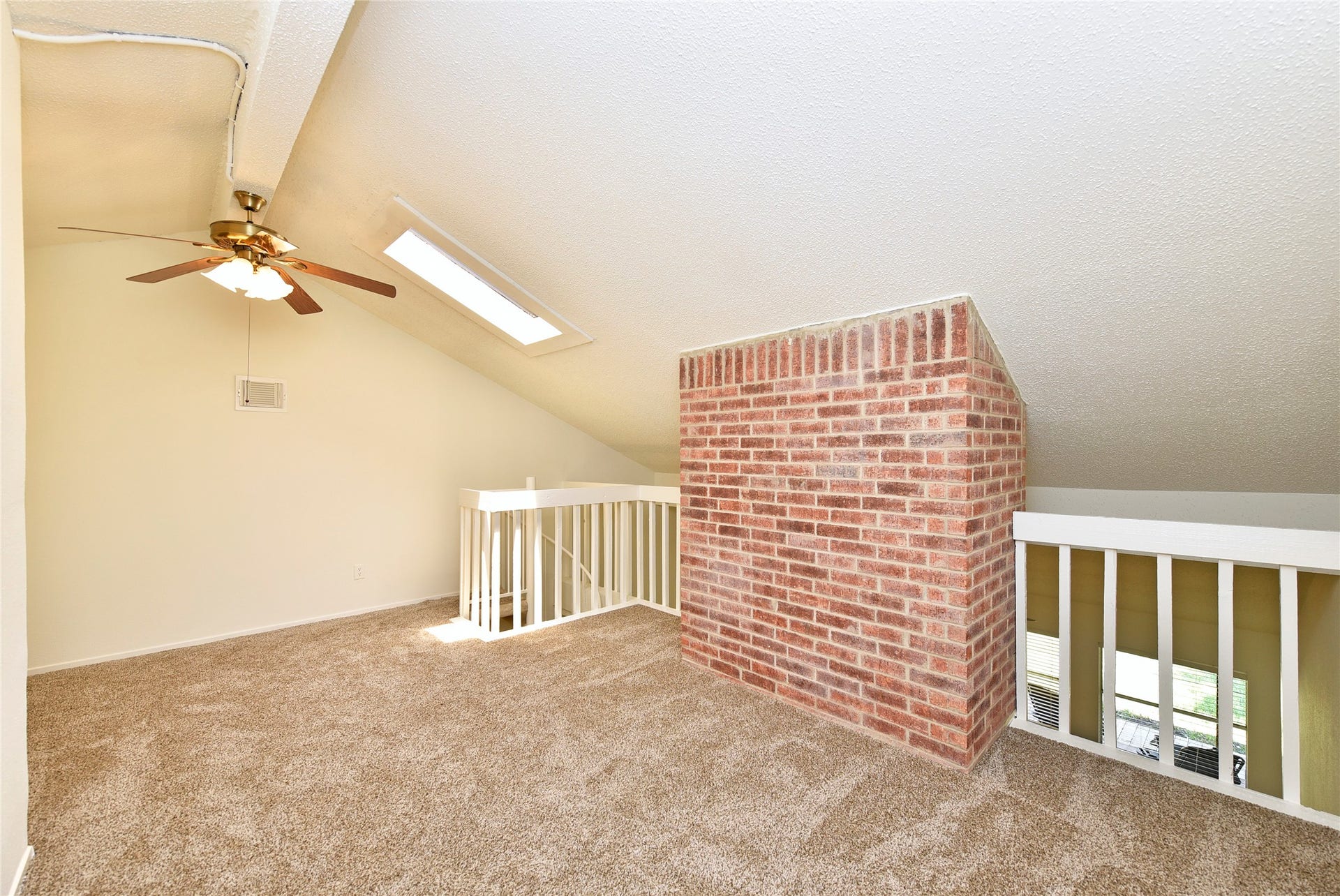 2035 Shorewood Lane, Sugar Land, TX 77479 Spacious extra space upstairs loft area with skylight and ceiling fan. Lots of light can be office, playroom, creative craft space.