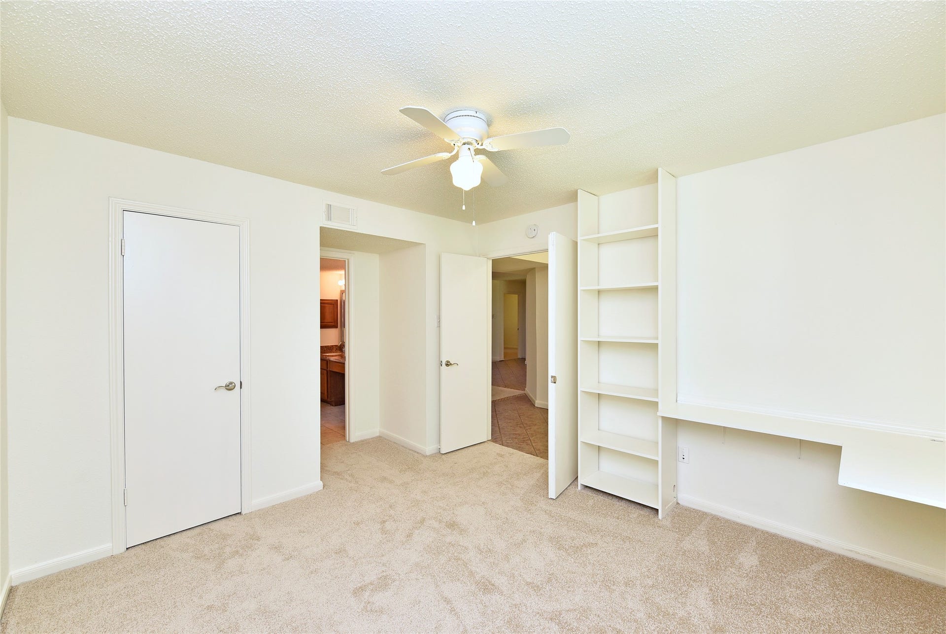 2035 Shorewood Lane, Sugar Land, TX 77479 Front bedroom with built in desk and walk in closet
