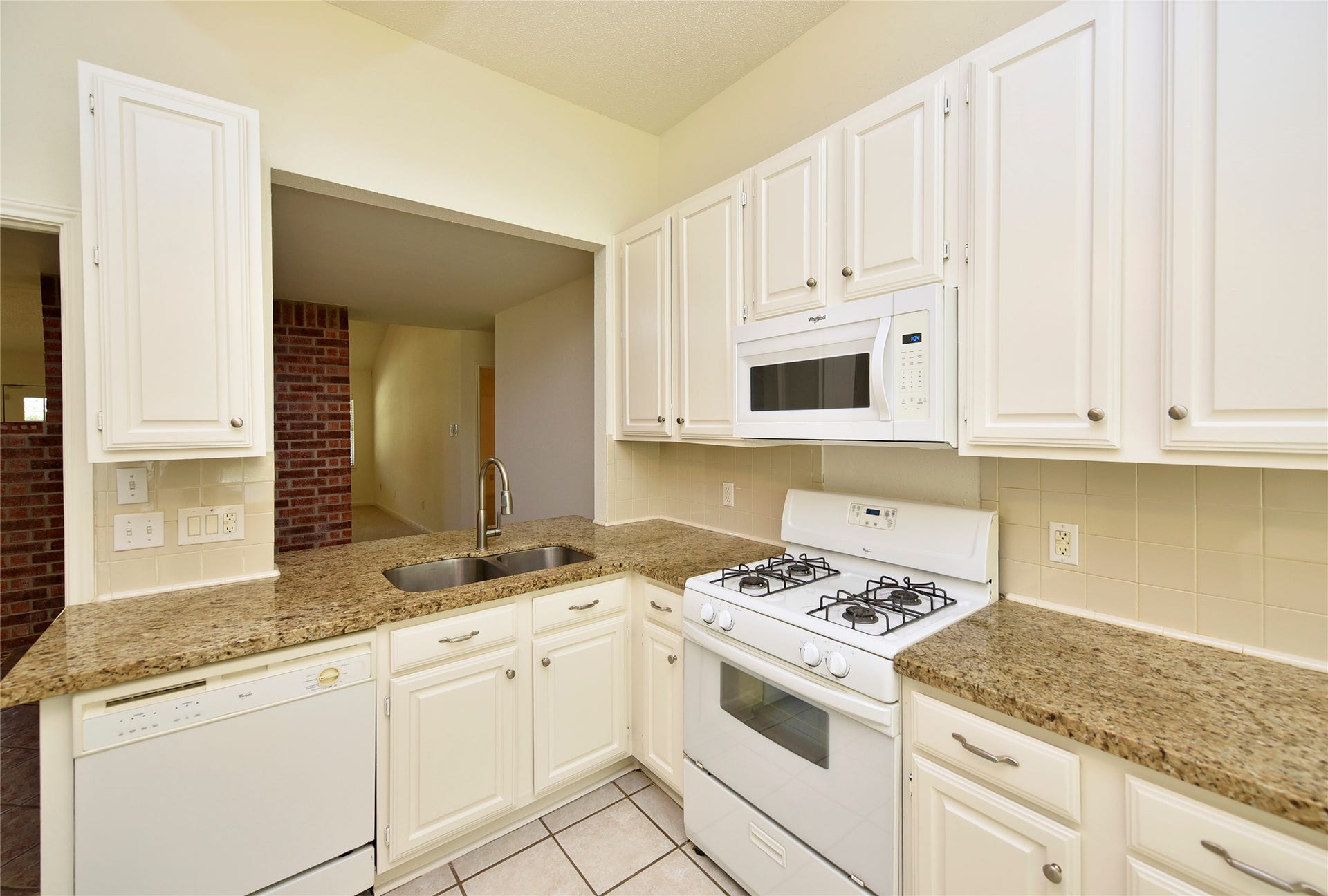 2035 Shorewood Lane, Sugar Land, TX 77479 Gas cooking is the best. Granite countertops