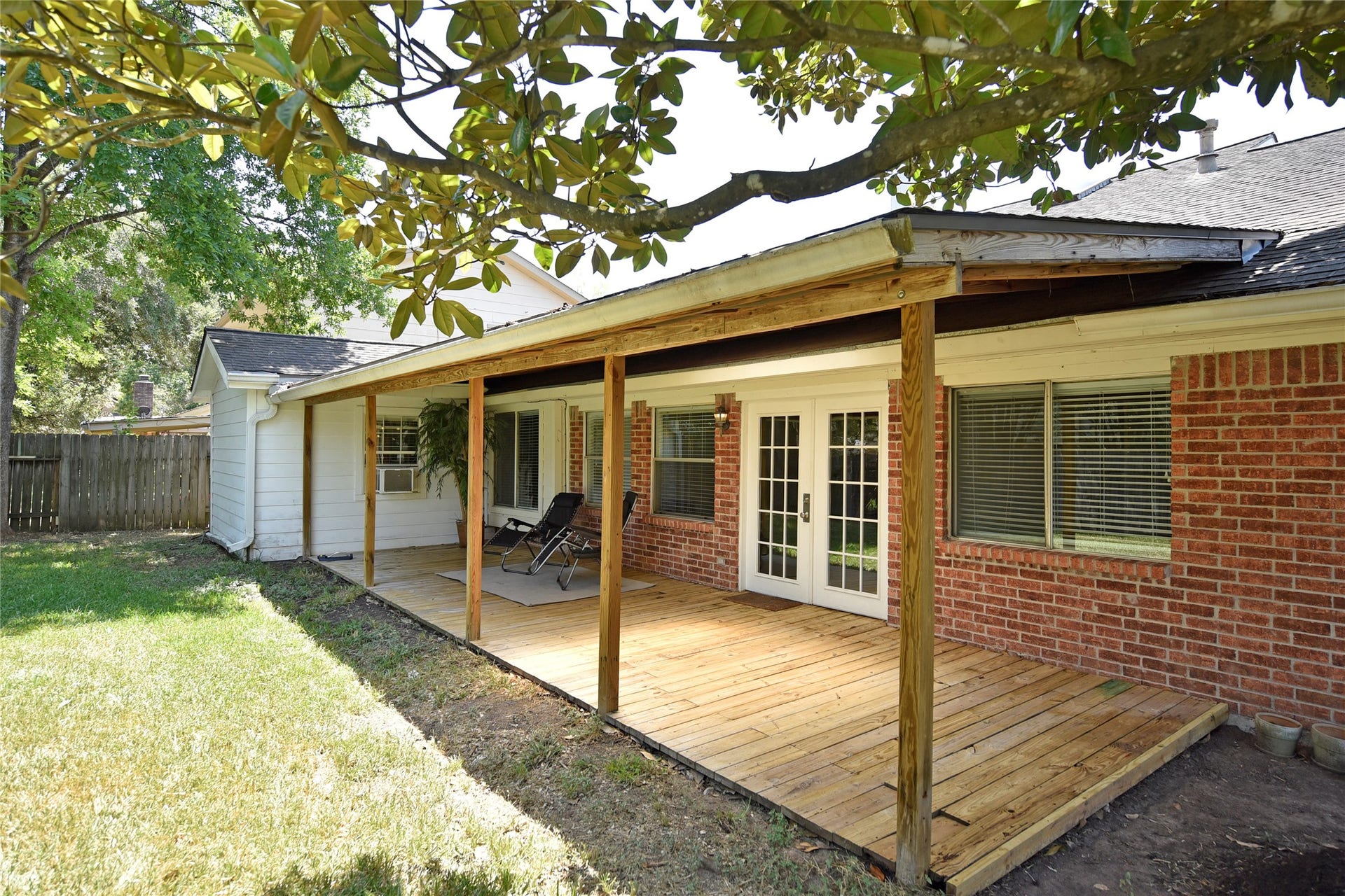 2035 Shorewood Lane, Sugar Land, TX 77479 Enjoy large covered patio and yard space