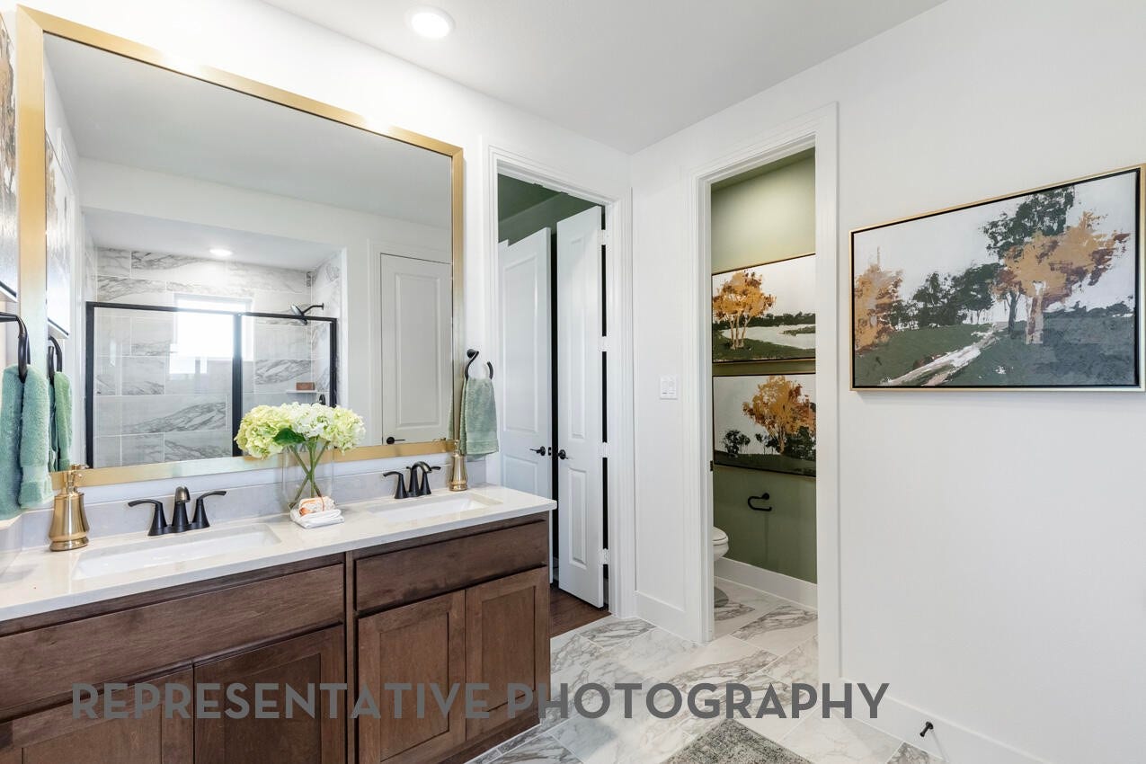 3435 Loam Lane, Richmond, TX 77406 A primary bathroom offers a relaxing retreat with well-appointed finishes, ample space, and a soothing, spa-like atmosphere.