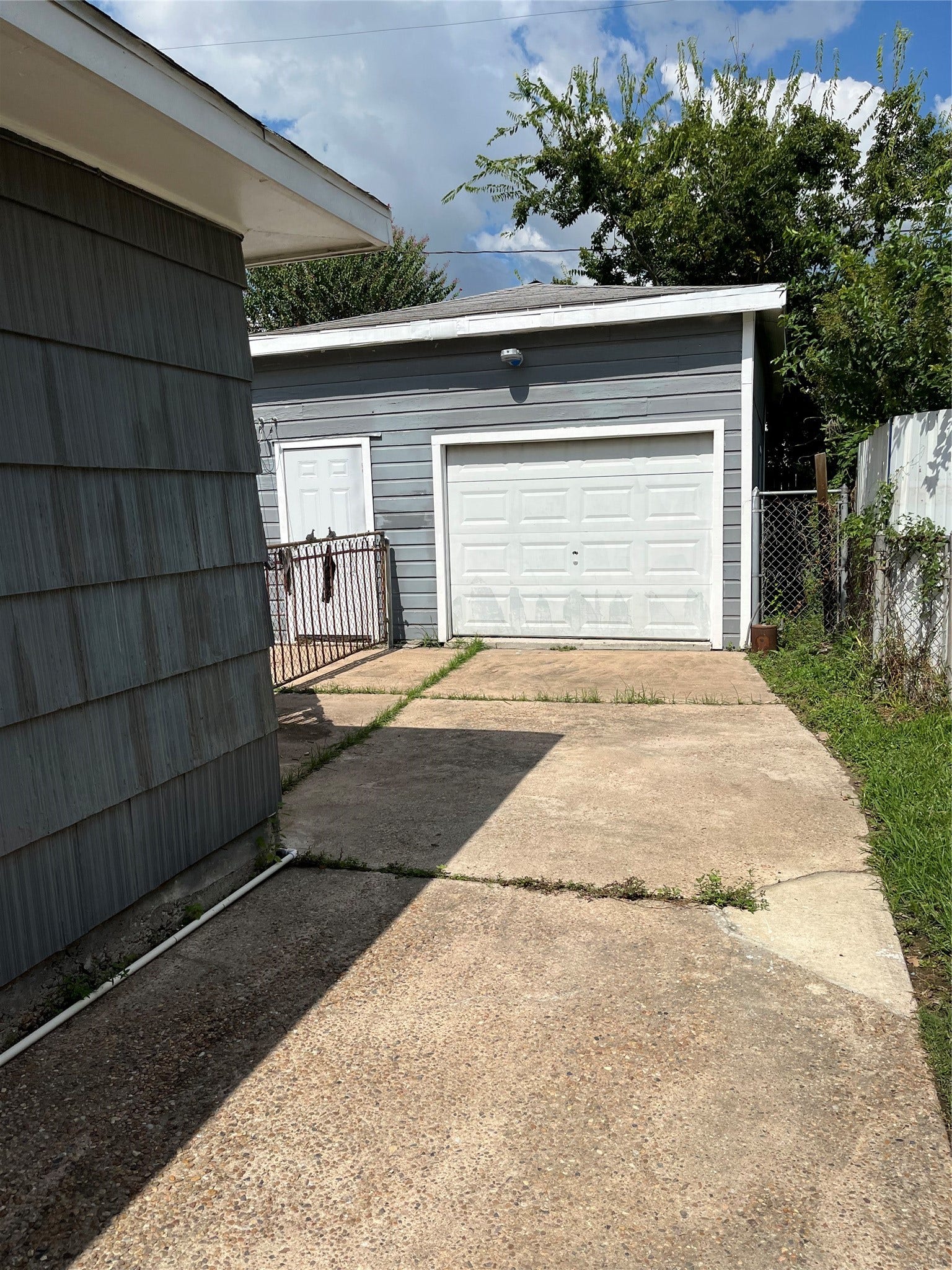 DETACHED GARAGE