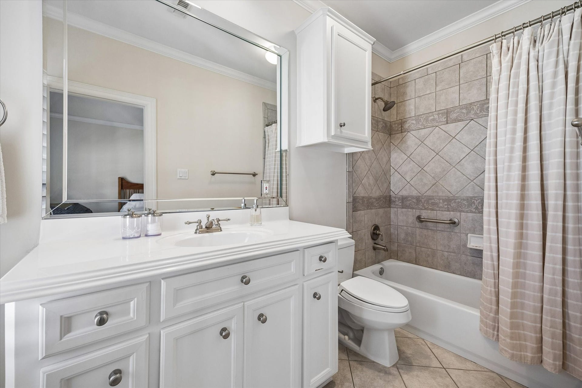 Another view of the Secondary bath.