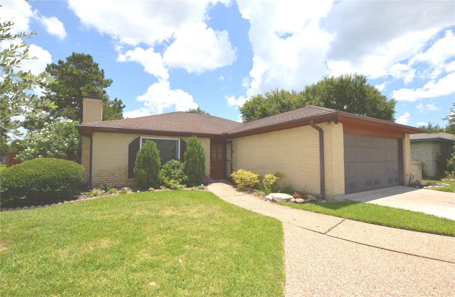Property photo for 703 Flower Field Court, Pearland, TX