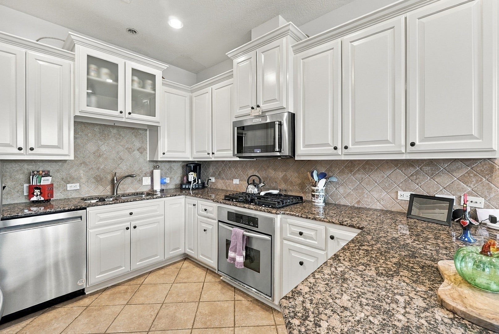 3 Waterway Court, #2D, The Woodlands, TX 77380 Crisp white cabinetry, granite countertops, stainless steel appliances, and generous storage throughout.