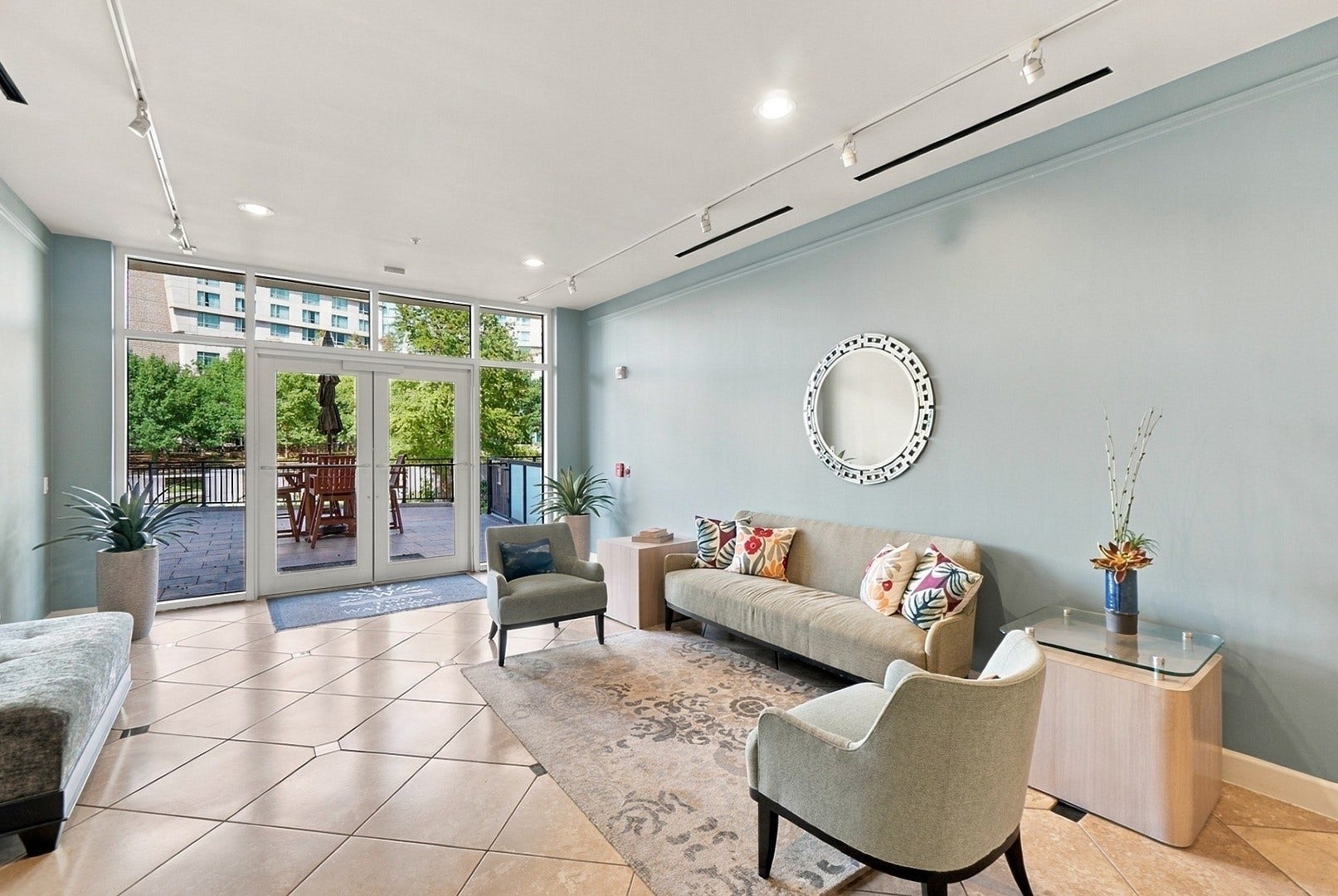 3 Waterway Court, #2D, The Woodlands, TX 77380 Comfortable resident lounge featuring contemporary furnishings and expansive windows overlooking the grounds.