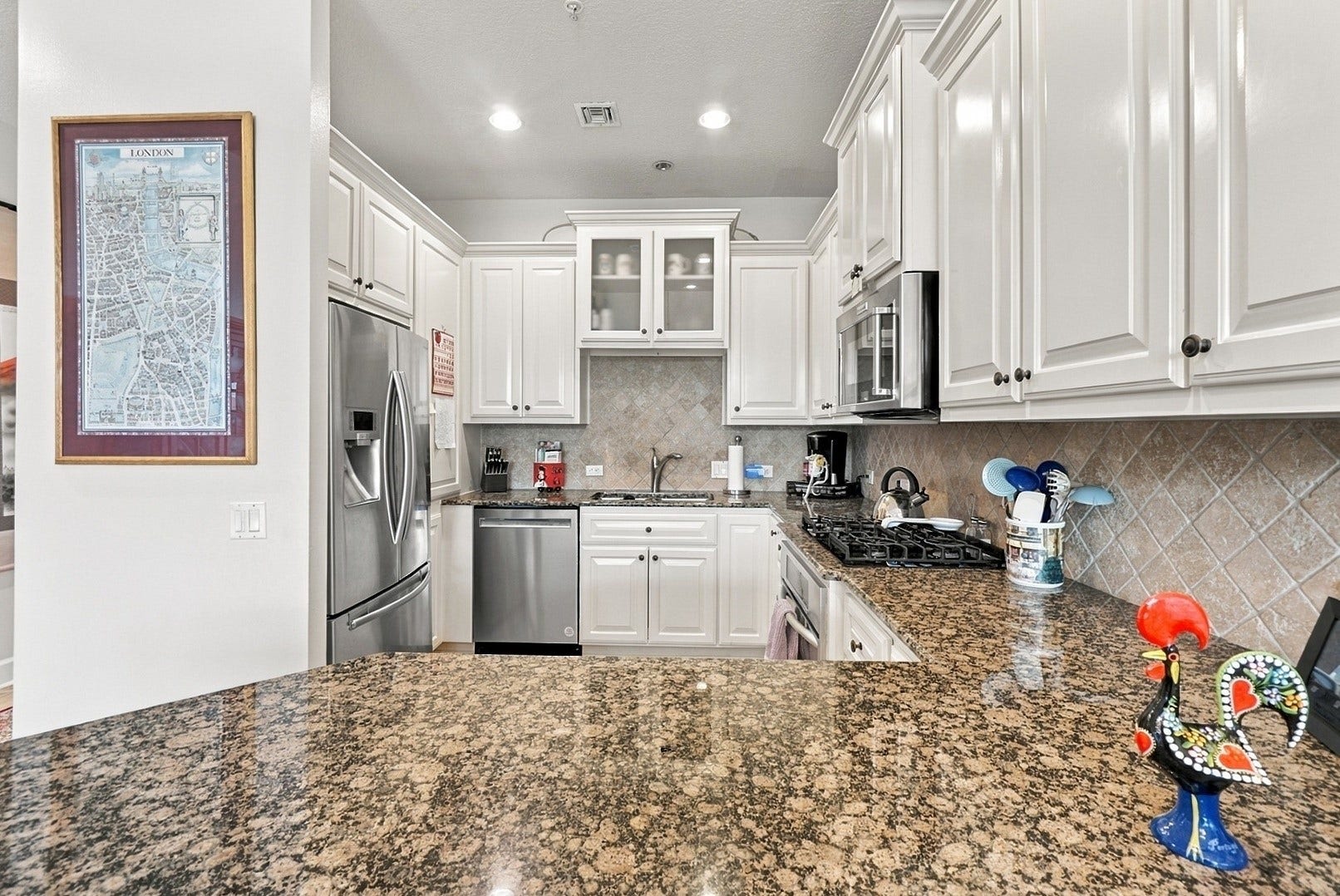 3 Waterway Court, #2D, The Woodlands, TX 77380 A well-appointed kitchen offering ample counter space, classic finishes, and functional design.
