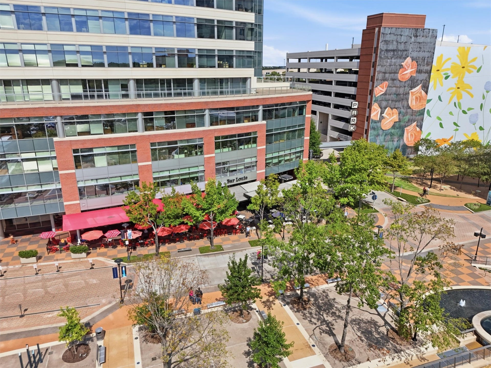 3 Waterway Court, #2D, The Woodlands, TX 77380 An exceptional location surrounded by modern architecture, convenience, and the vibrant Waterway atmosphere.