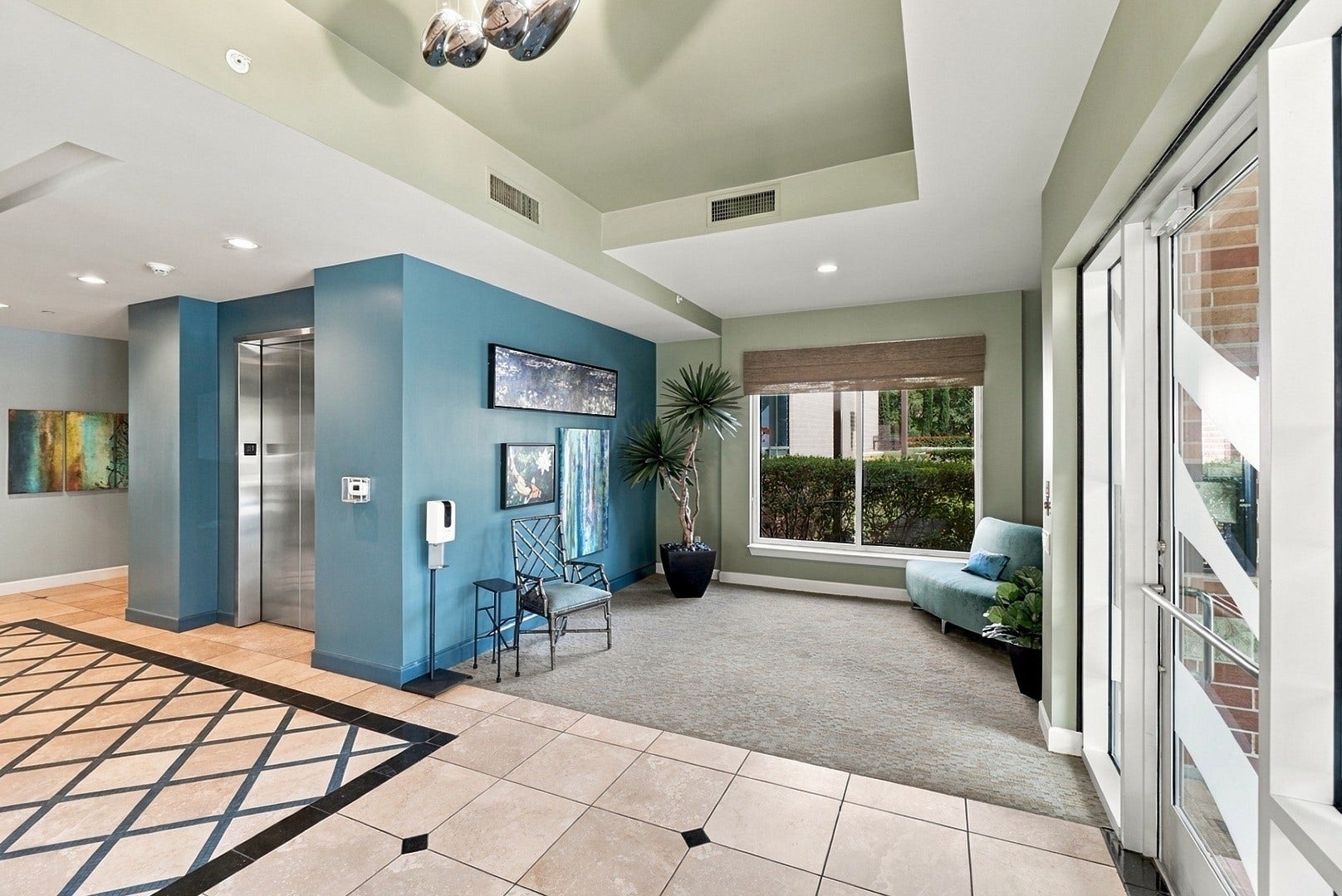 3 Waterway Court, #2D, The Woodlands, TX 77380 A beautifully designed lobby offering comfortable seating and a welcoming atmosphere for residents and guests.
