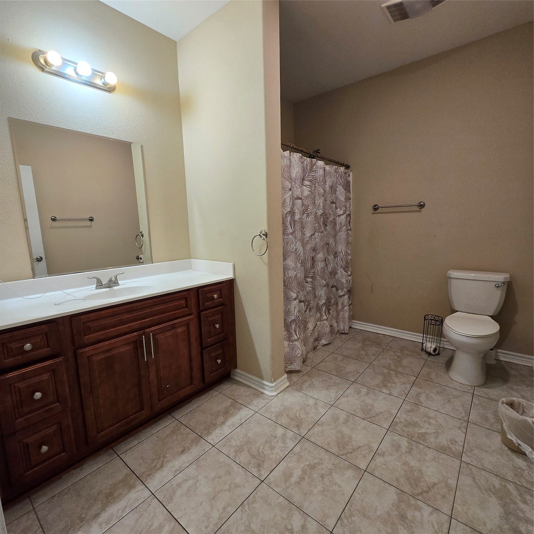 11821 Cardiff Road, Houston, TX 77076 Second Bathroom